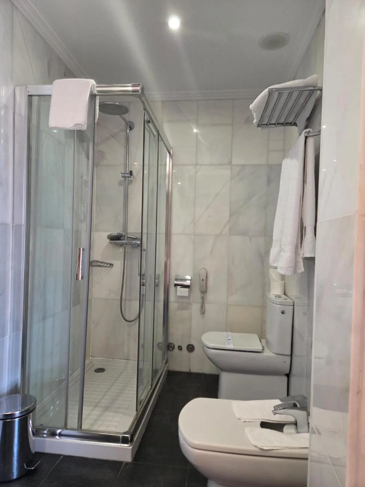 Toilet in Hotel Leonor Mirón