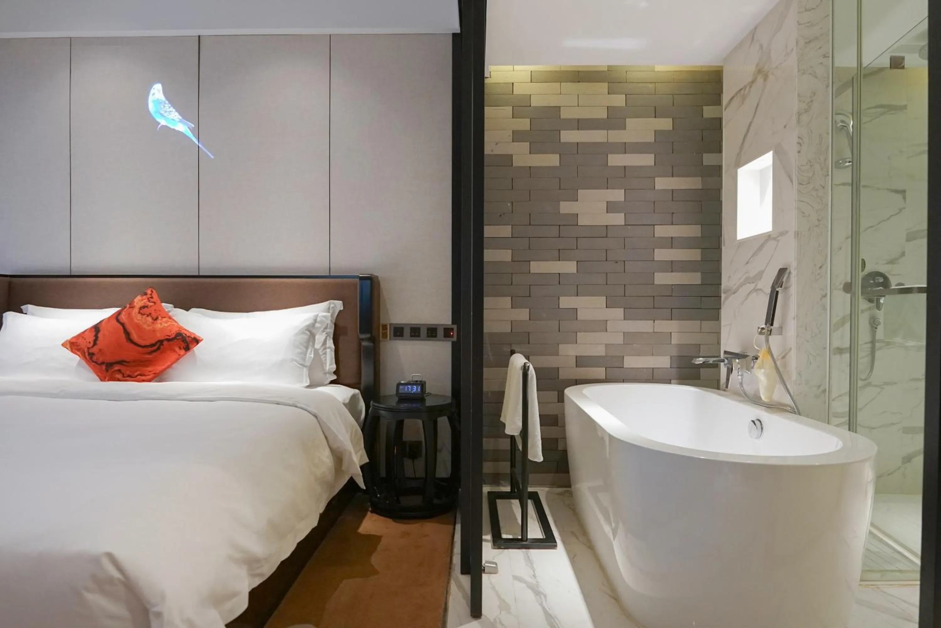 Shower, Bed in Paco Hotel GuangZhou Zoo Metro Branch