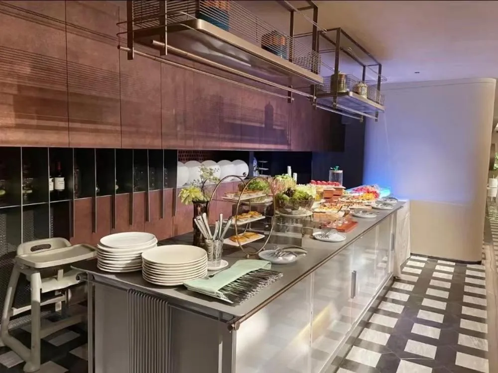 Restaurant/places to eat in The Clouds Apartment