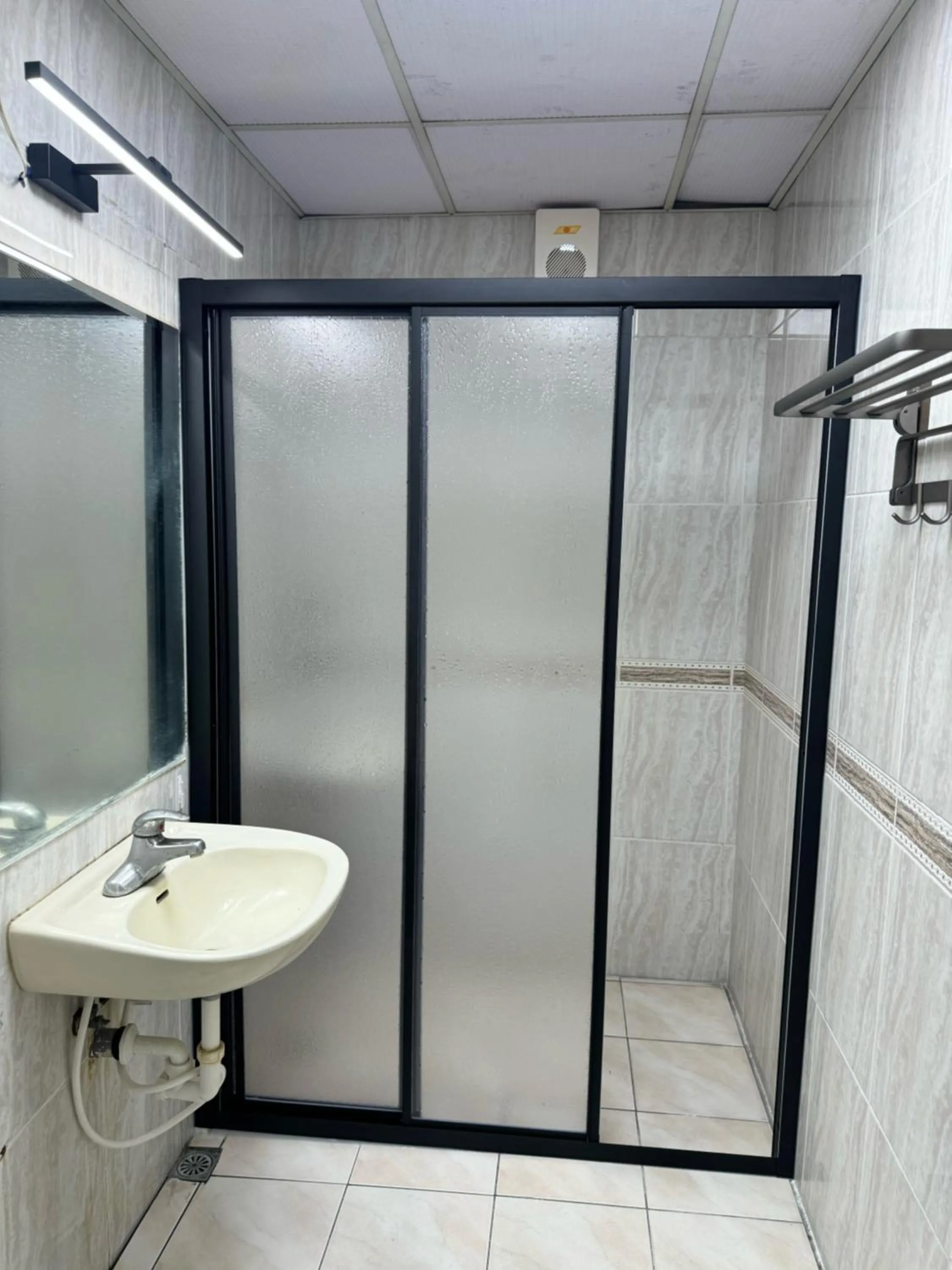 Shower in I Live Motel