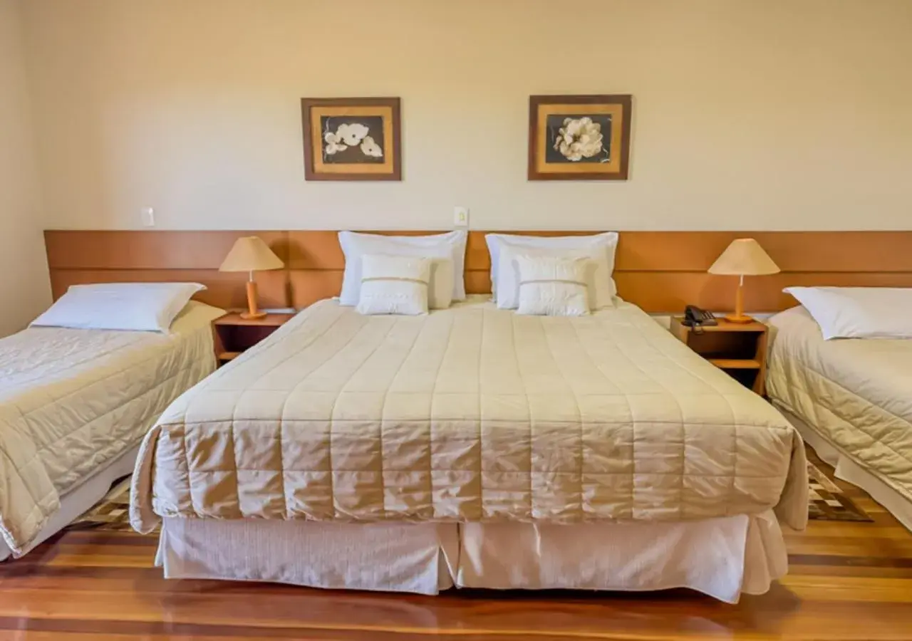 Luxury Quadruple Room With Air Conditioner in Pousada Victoria Villa By Nacional Inn - A 800 metros da Vila Capivari Luxury Quadruple Room With Air Conditioner in Pousada Victoria Villa By Nacional Inn - A 800 metros da Vila Capivari