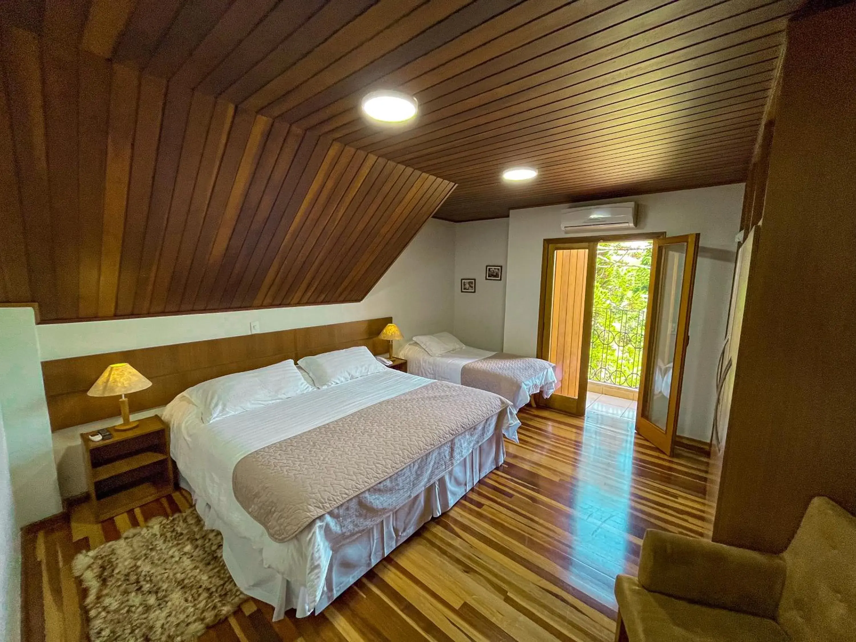 Suite with Air Conditioner in Pousada Victoria Villa By Nacional Inn - A 800 metros da Vila Capivari Suite with Air Conditioner in Pousada Victoria Villa By Nacional Inn - A 800 metros da Vila Capivari