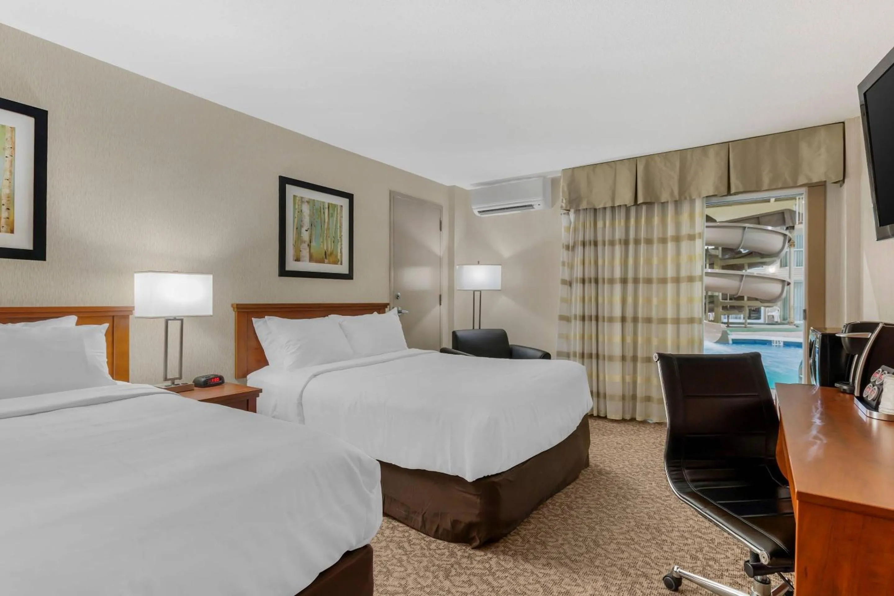 Bedroom, Bed in Clarion Hotel & Suites