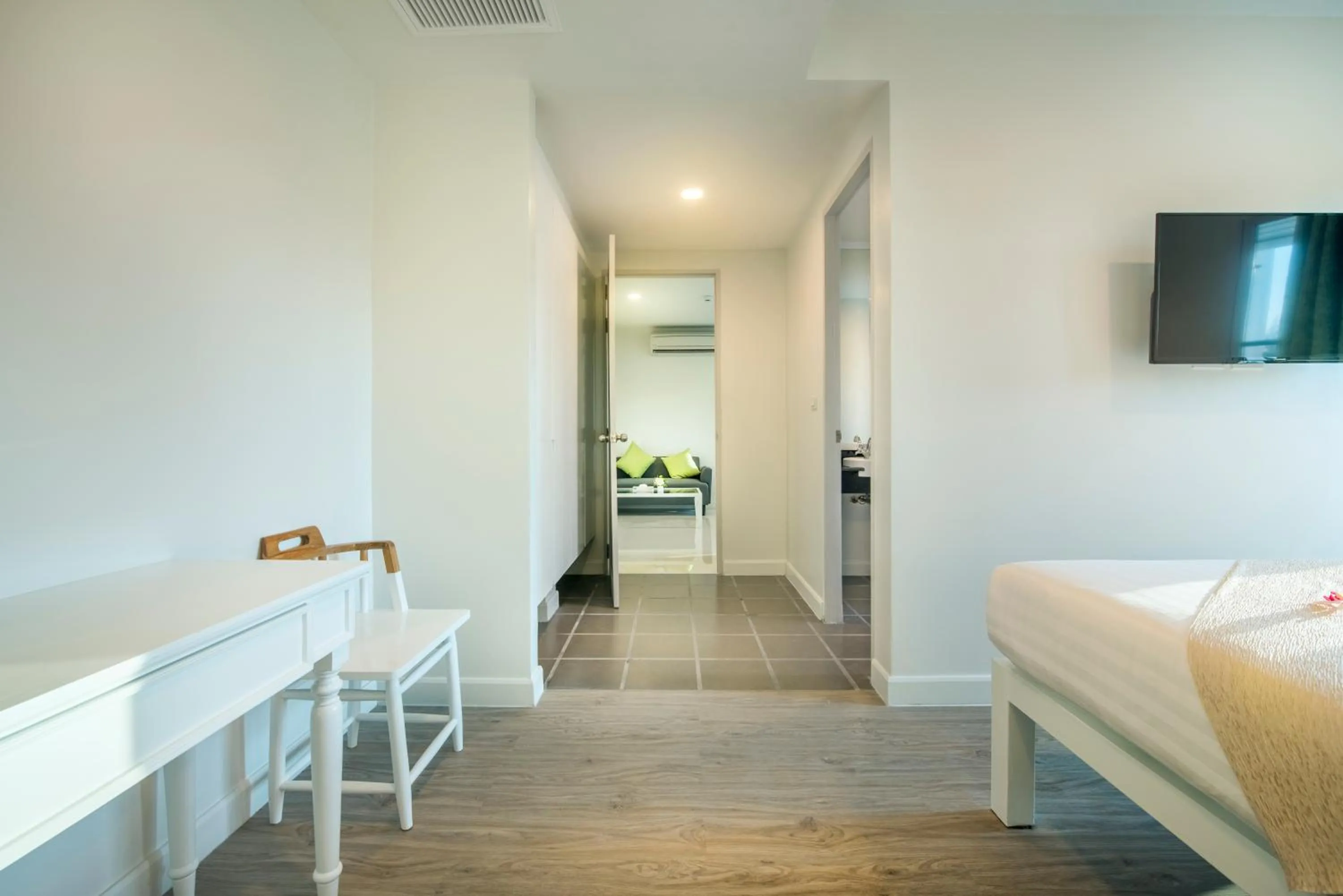 Communal lounge/ TV room, Bed in Chada@Nakhon