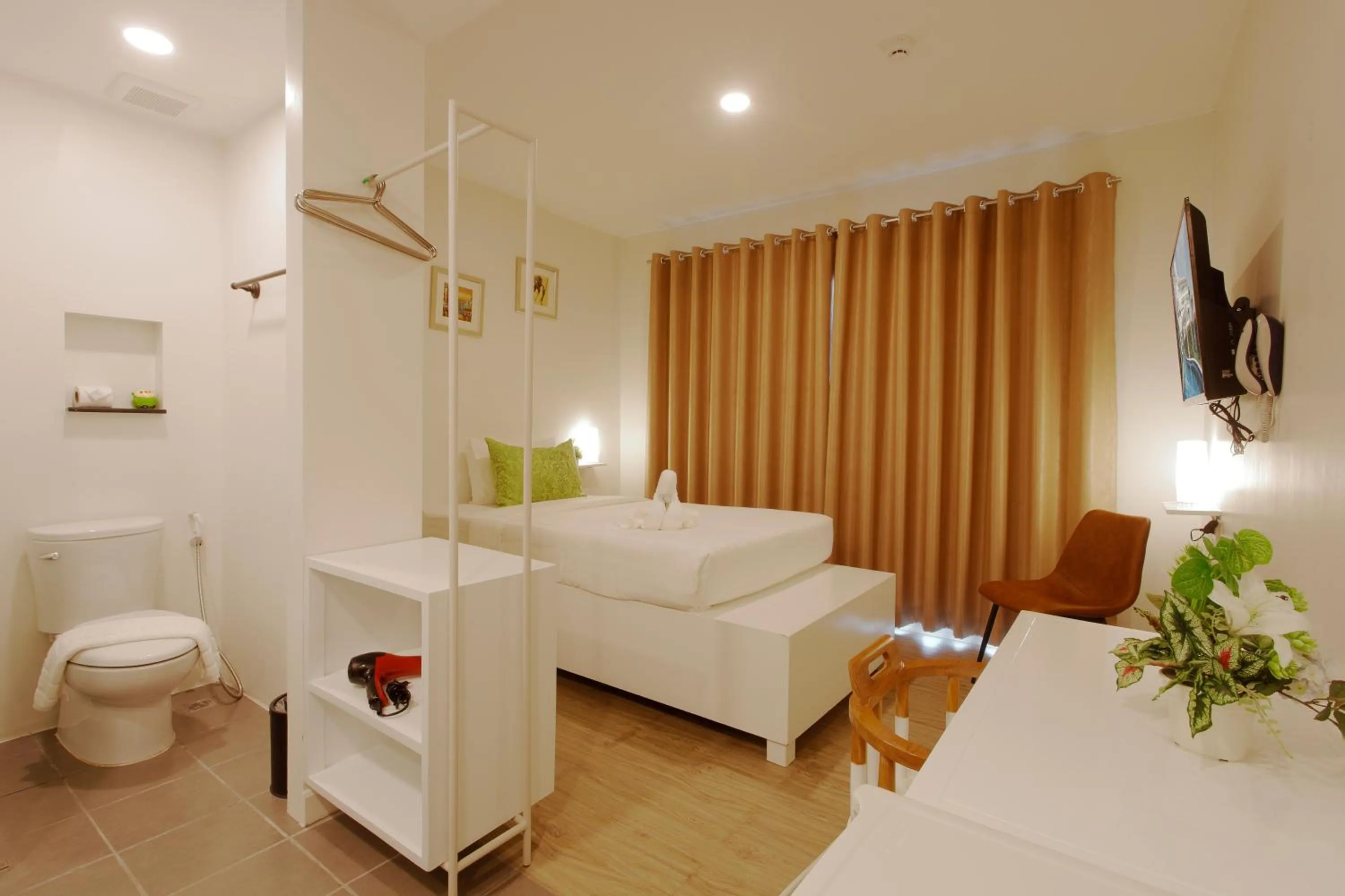 Photo of the whole room, Bed in Chada@Nakhon