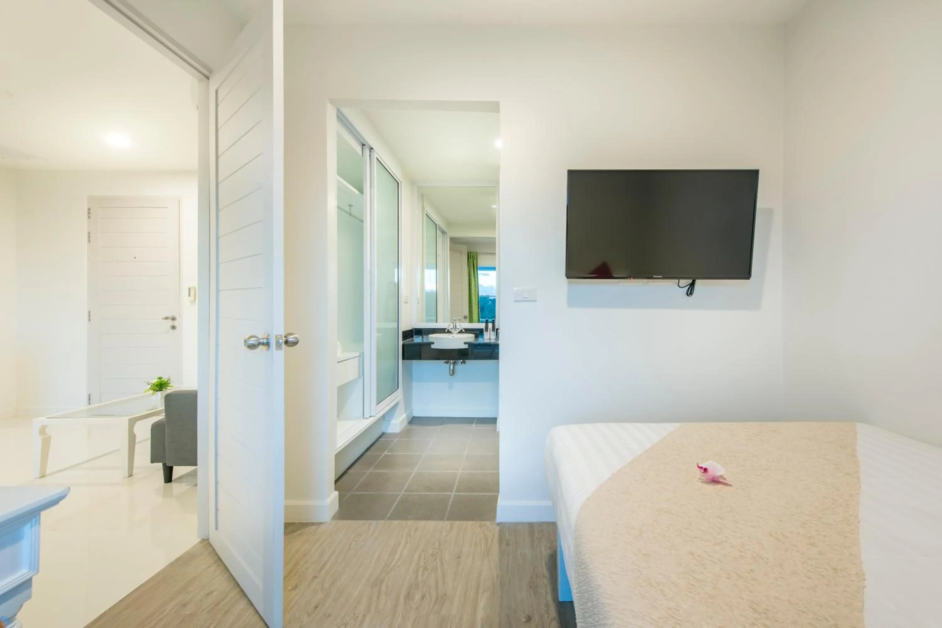 Communal lounge/ TV room, Bed in Chada@Nakhon