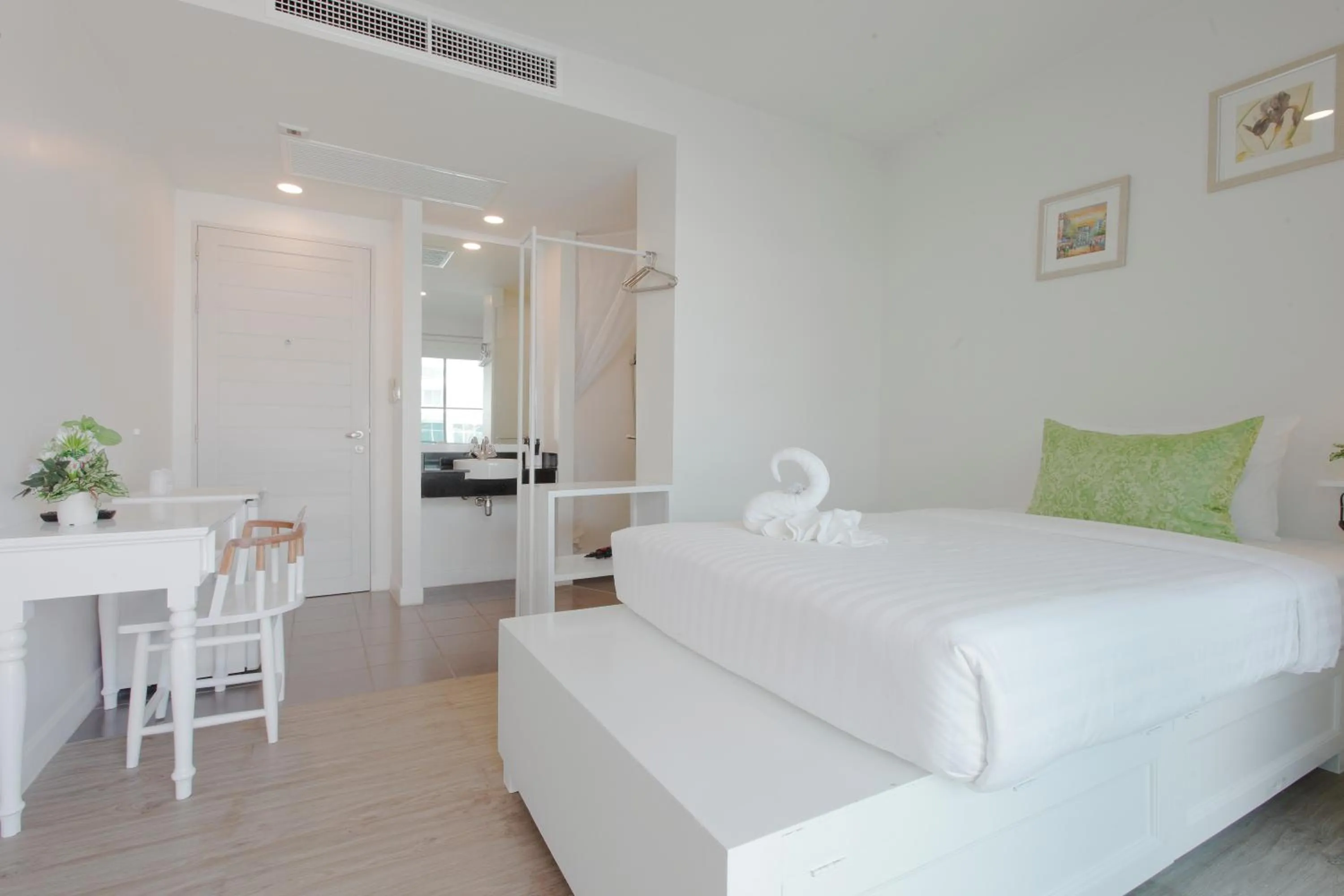 Photo of the whole room, Bed in Chada@Nakhon