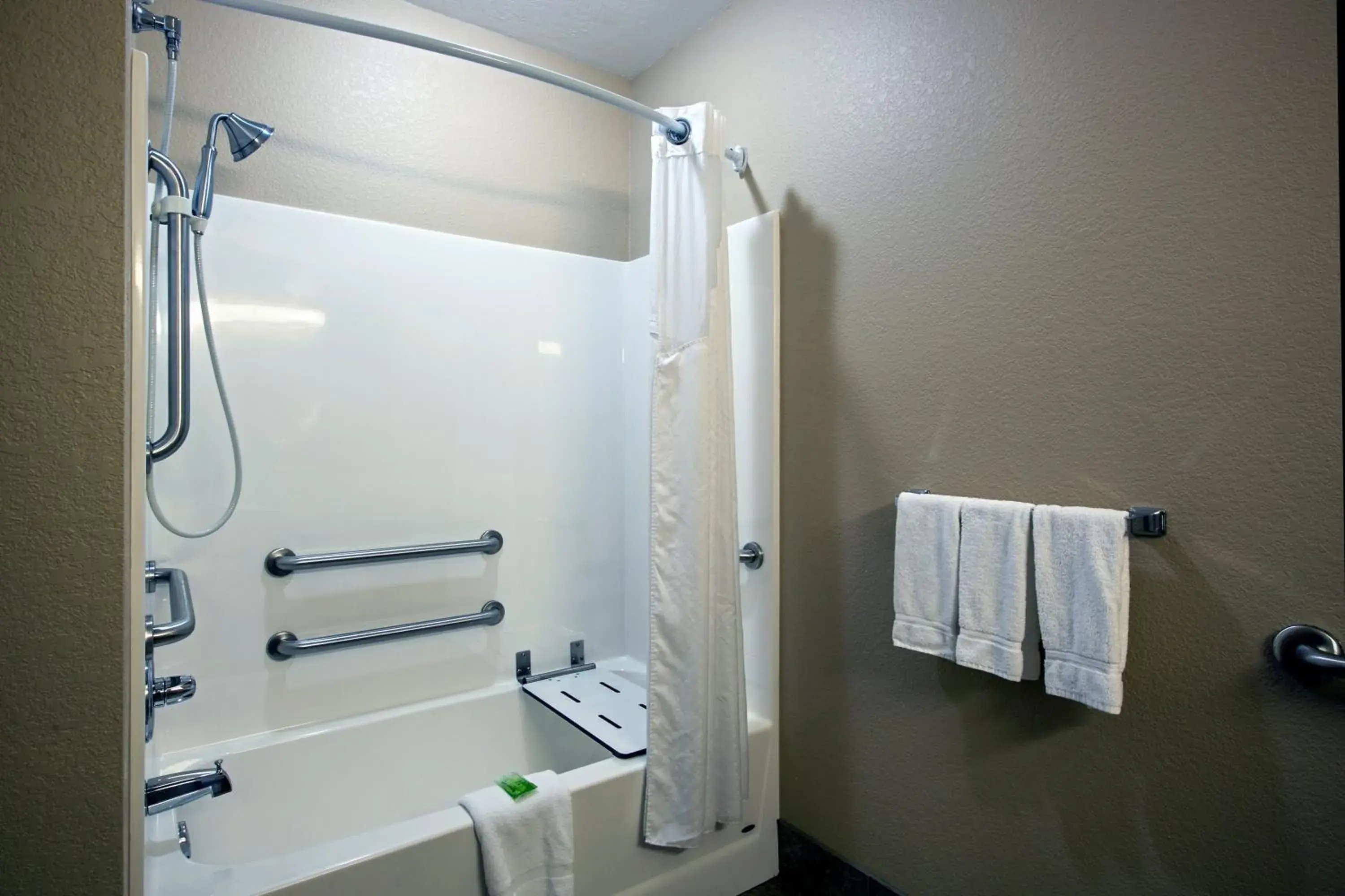 Suite with Mobility Accessible Tub - Non-Smoking in Holiday Inn Express & Suites - Green Bay East by IHG Suite with Mobility Accessible Tub - Non-Smoking in Holiday Inn Express & Suites - Green Bay East by IHG