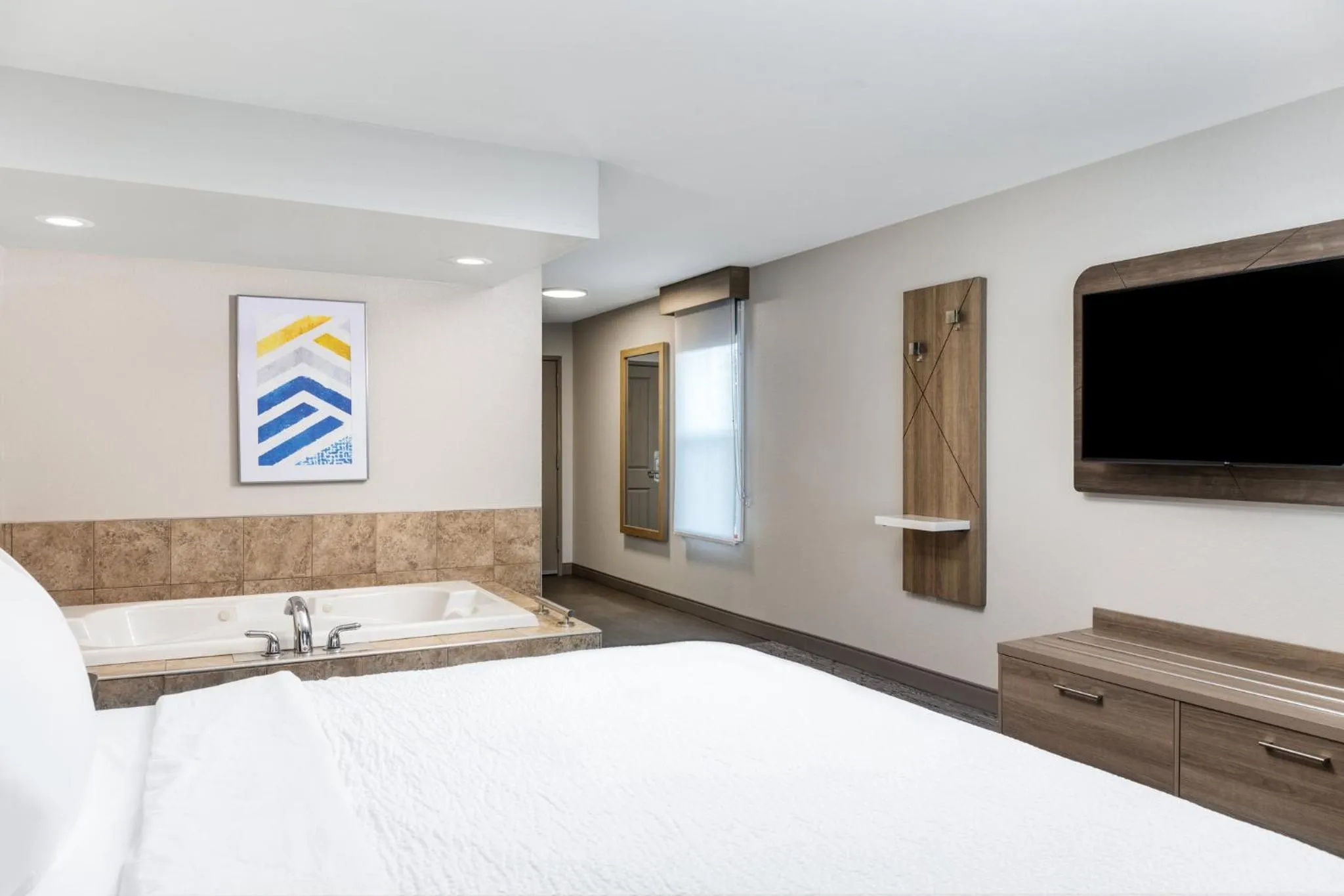 Photo of the whole room, Bed in Holiday Inn Express & Suites - Green Bay East by IHG