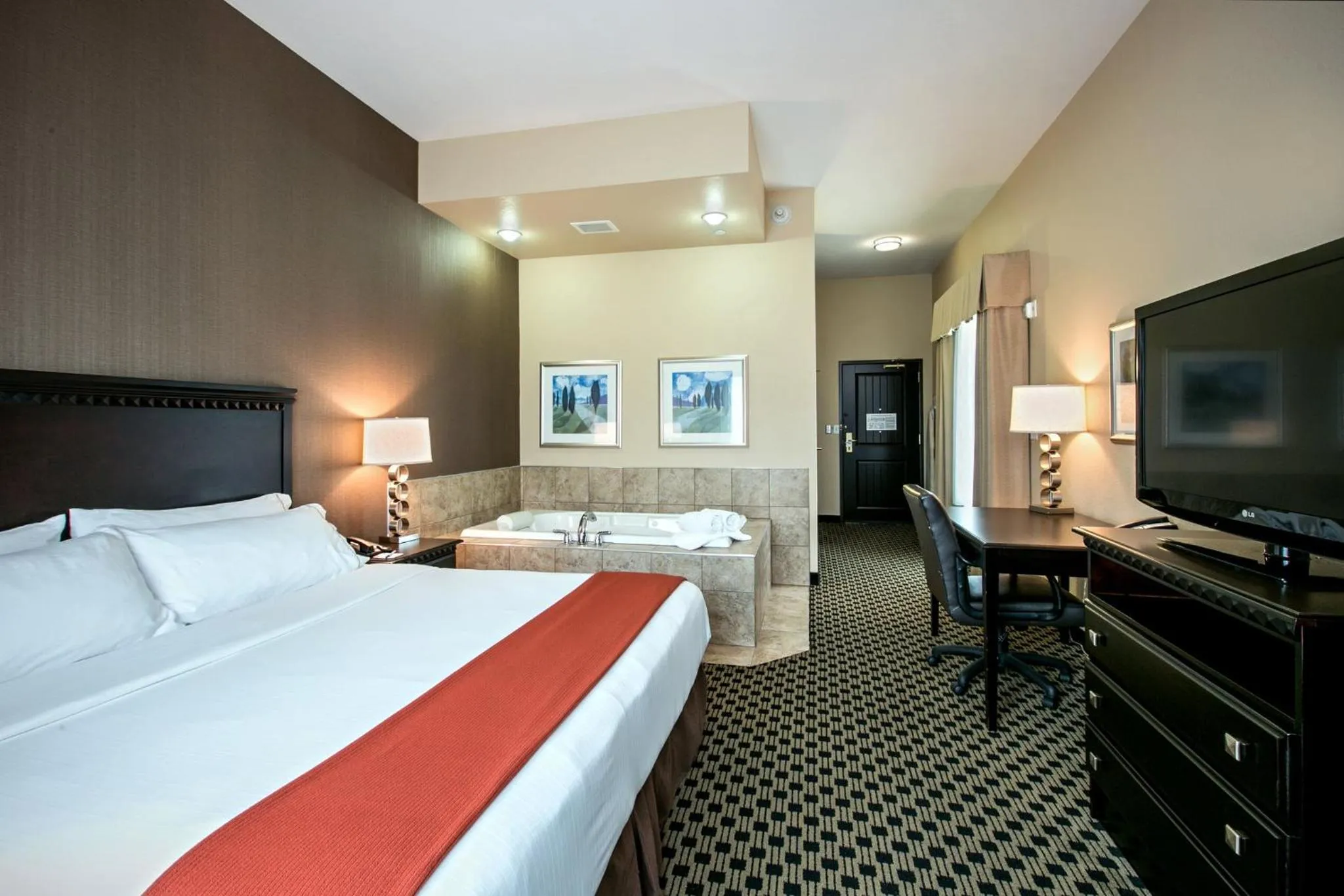 Photo of the whole room, Bed in Holiday Inn Express & Suites - Green Bay East by IHG