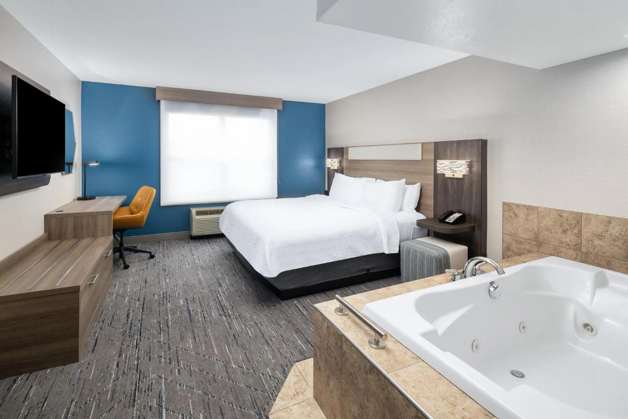 Photo of the whole room, Bed in Holiday Inn Express & Suites - Green Bay East by IHG