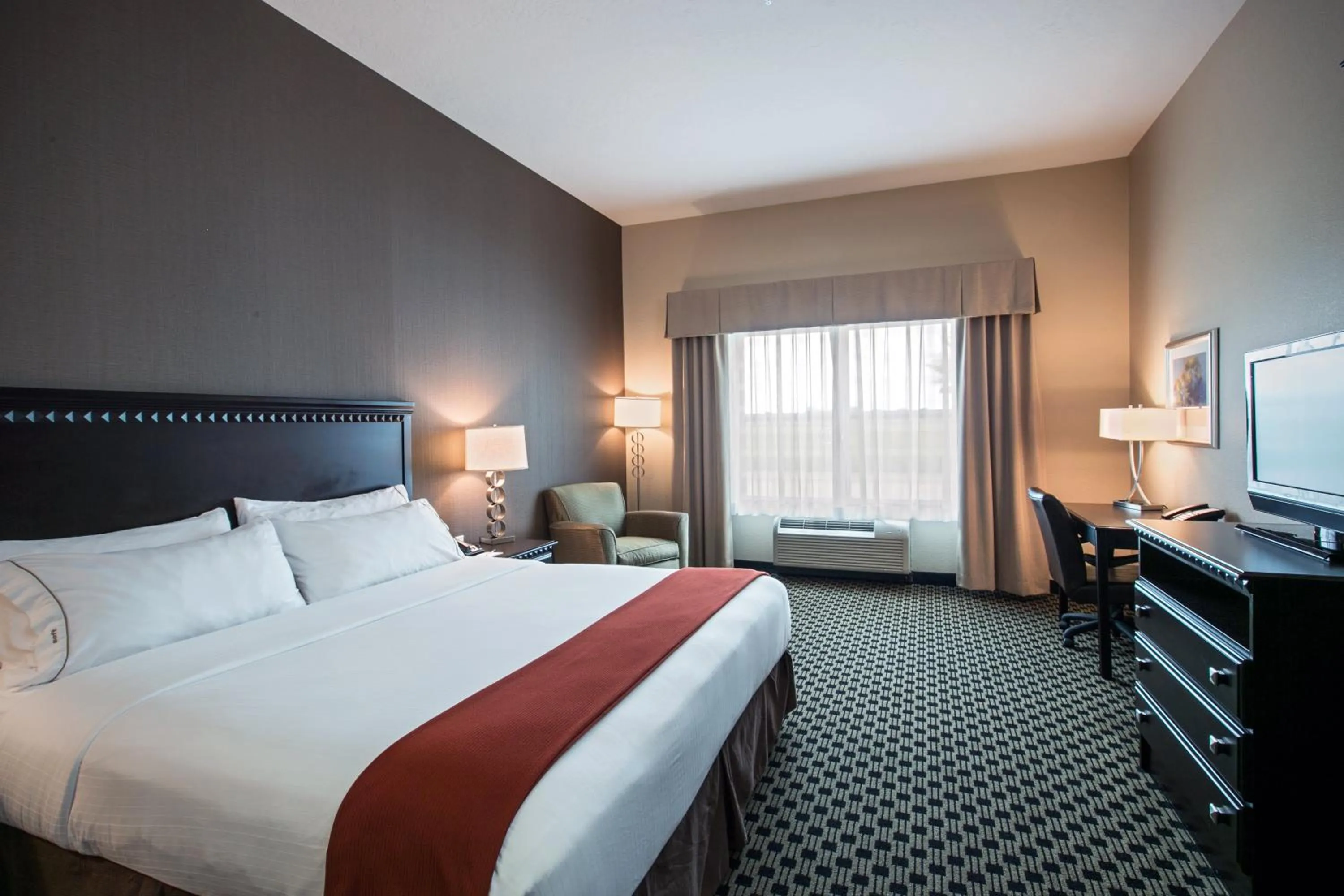 Photo of the whole room, Bed in Holiday Inn Express & Suites - Green Bay East by IHG