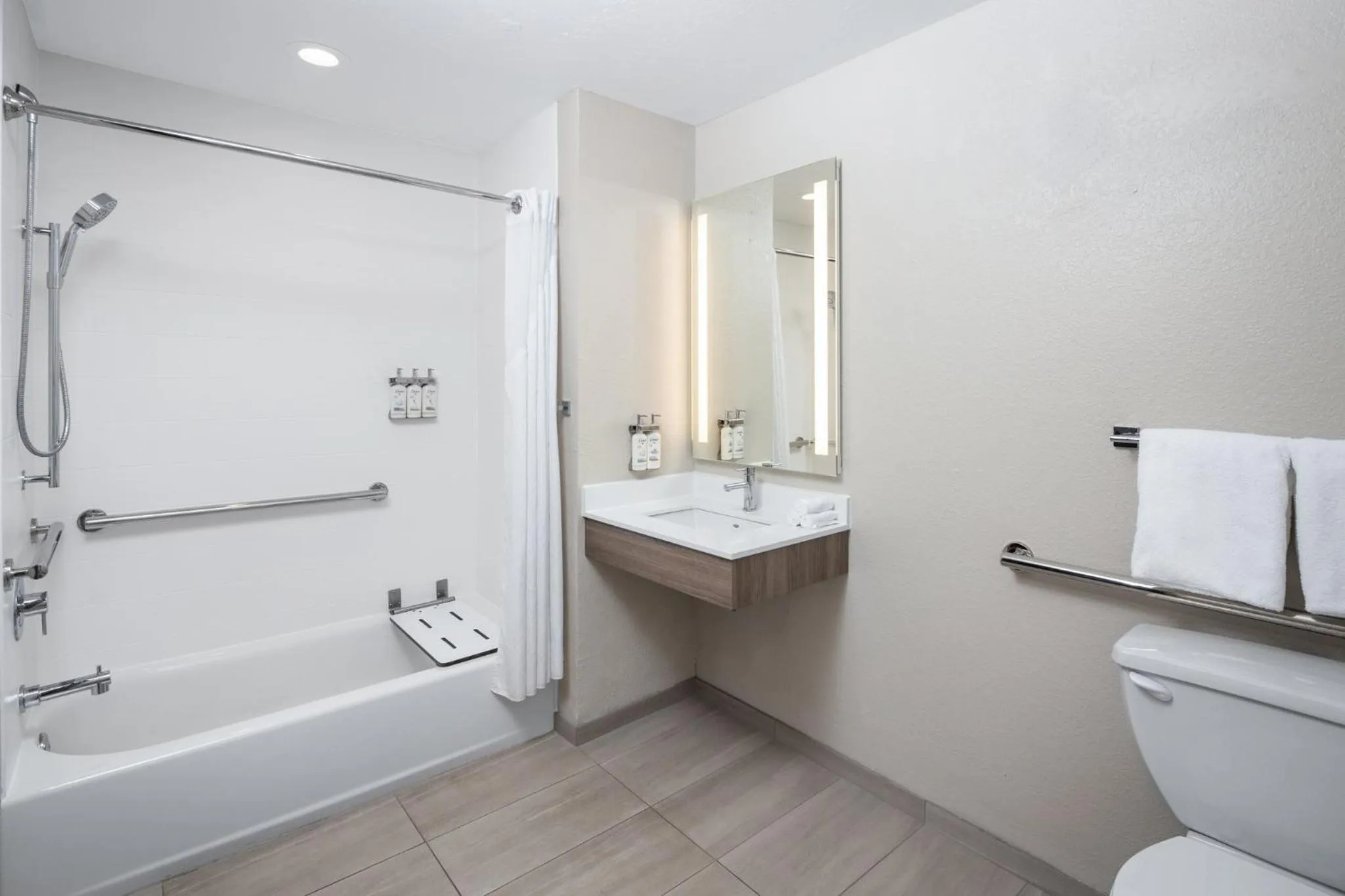 Photo of the whole room in Holiday Inn Express & Suites - Green Bay East by IHG