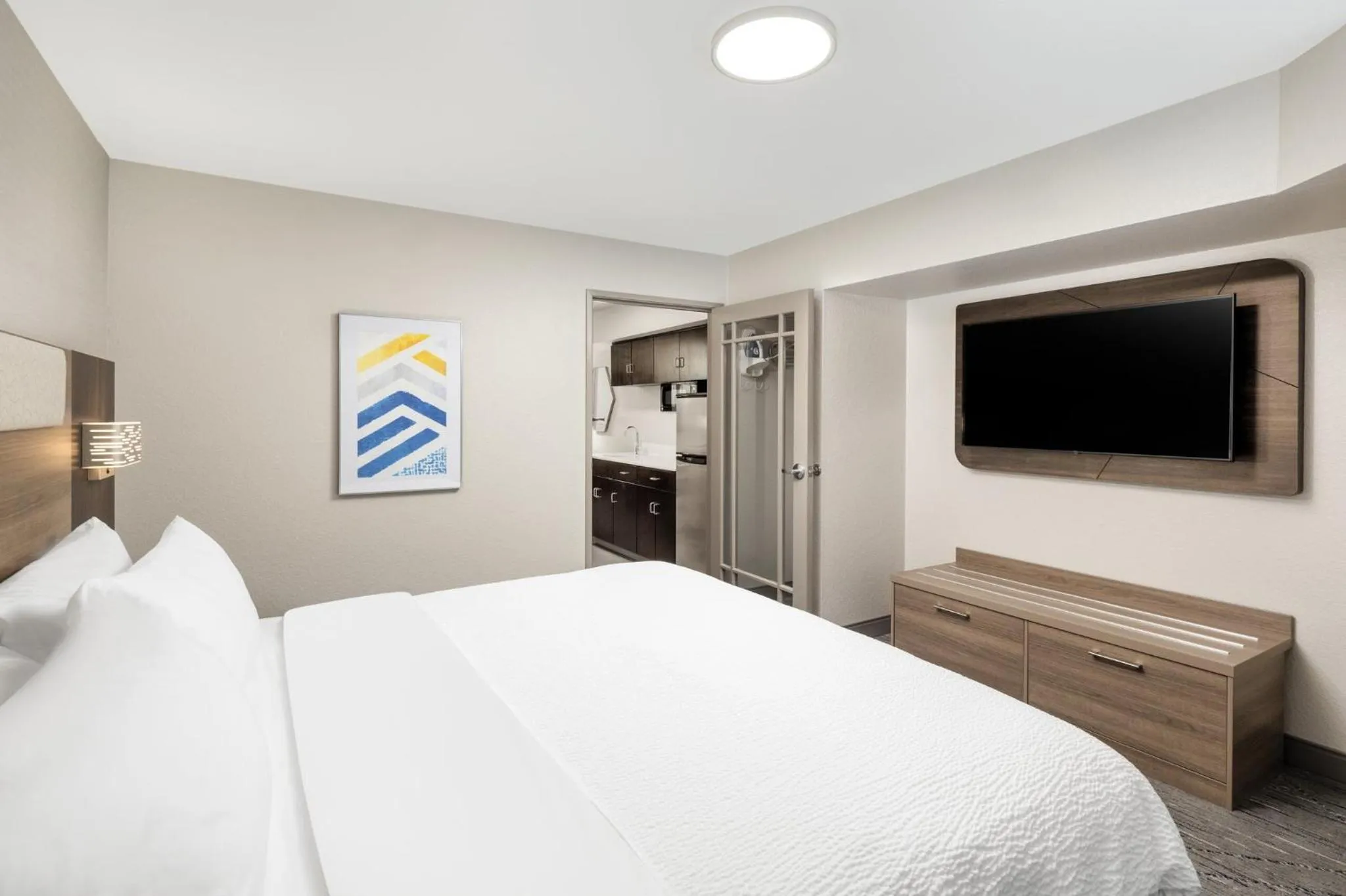 Photo of the whole room, Bed in Holiday Inn Express & Suites - Green Bay East by IHG