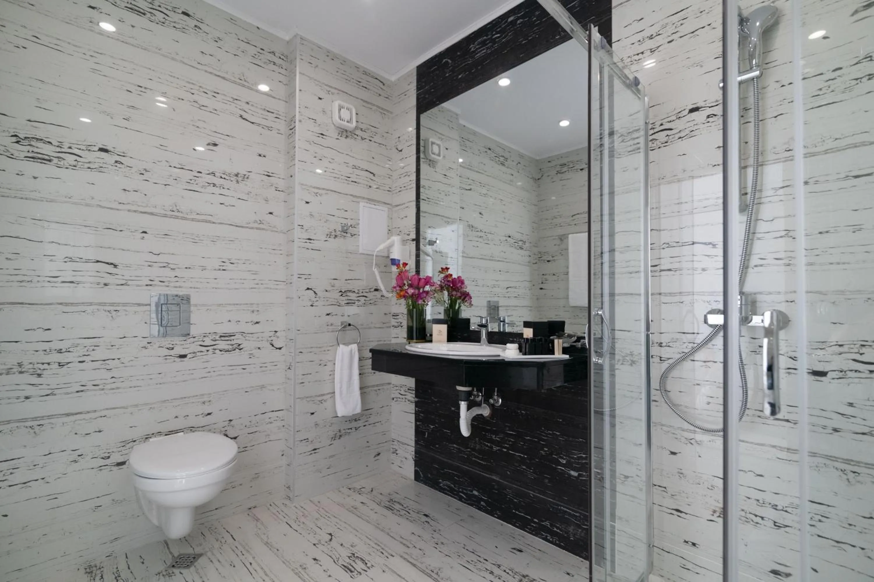 Shower in Prestige Deluxe Hotel Aquapark Club - All inclusive