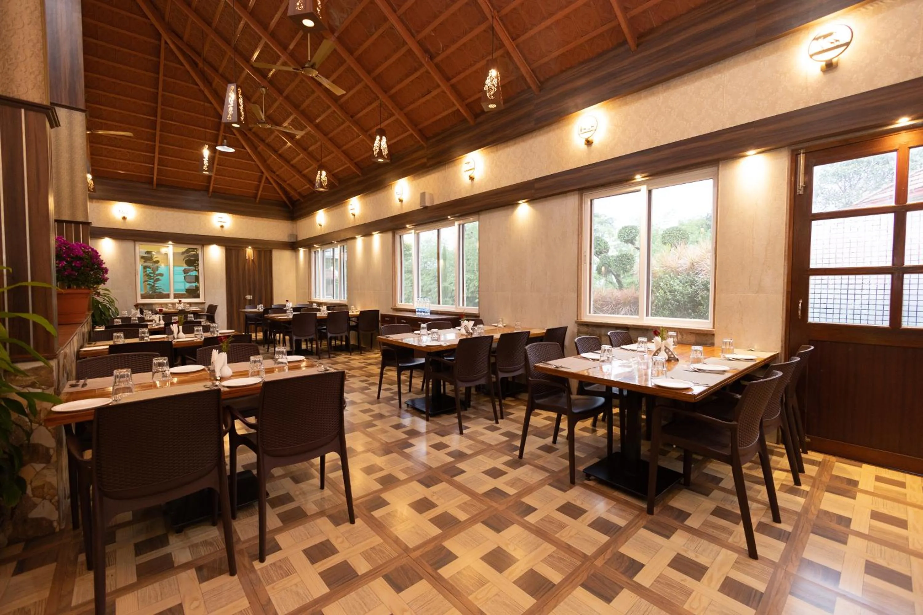 Restaurant/places to eat in IBC Honeydew Exotica Resort