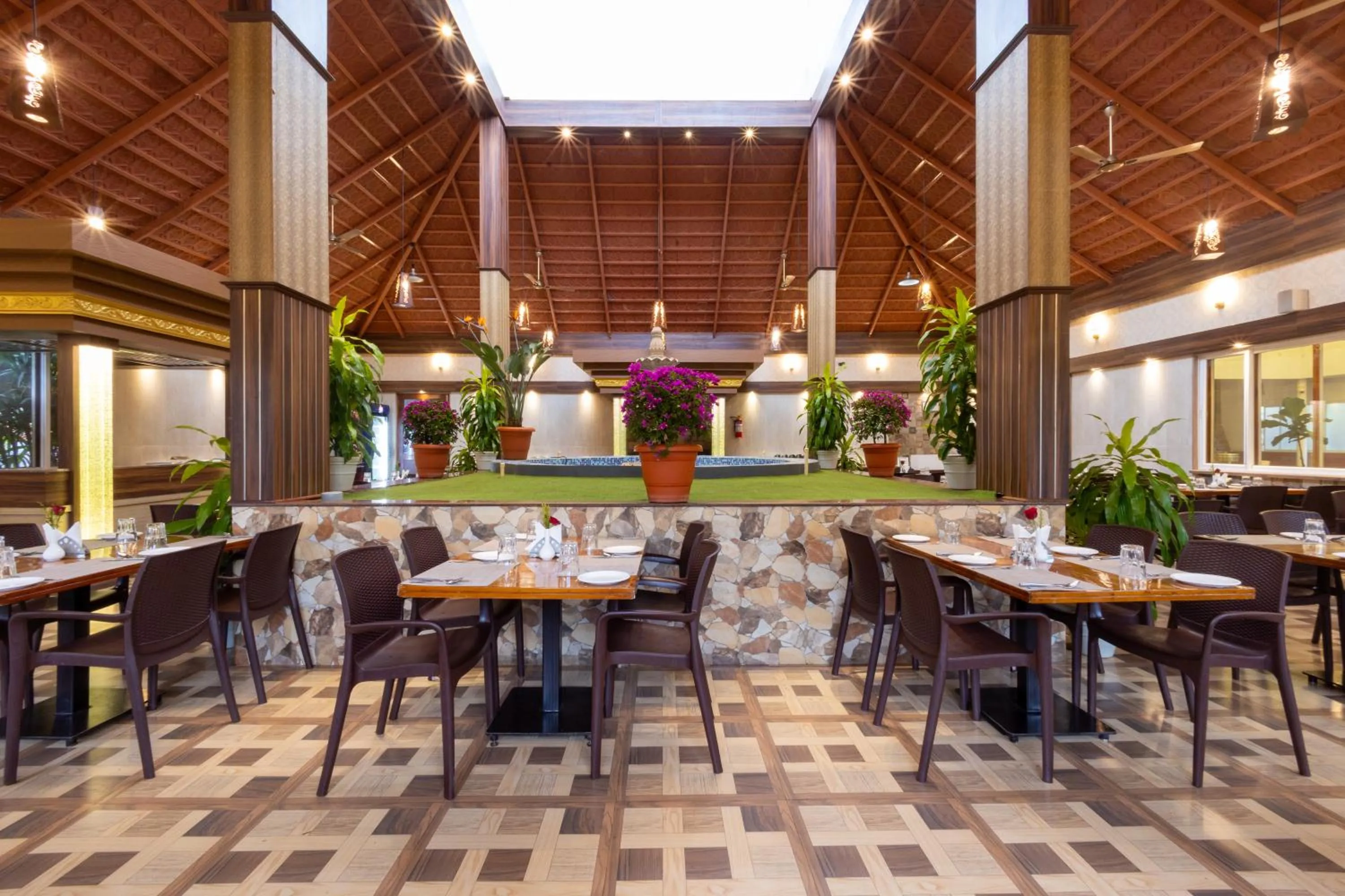 Restaurant/places to eat in IBC Honeydew Exotica Resort
