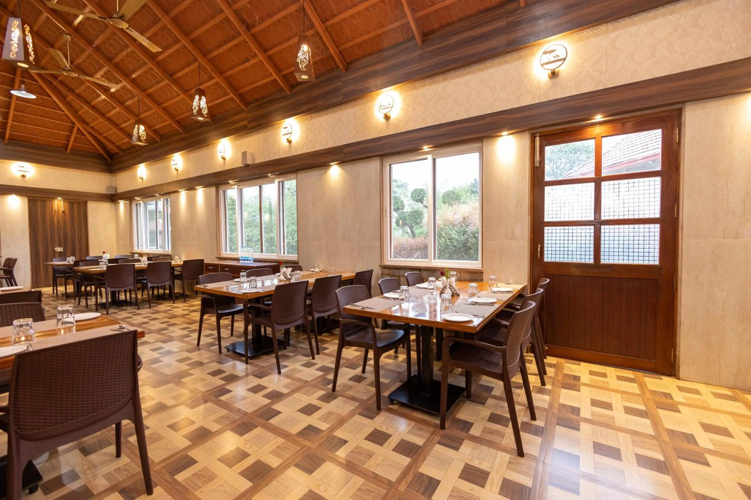 Restaurant/places to eat in IBC Honeydew Exotica Resort