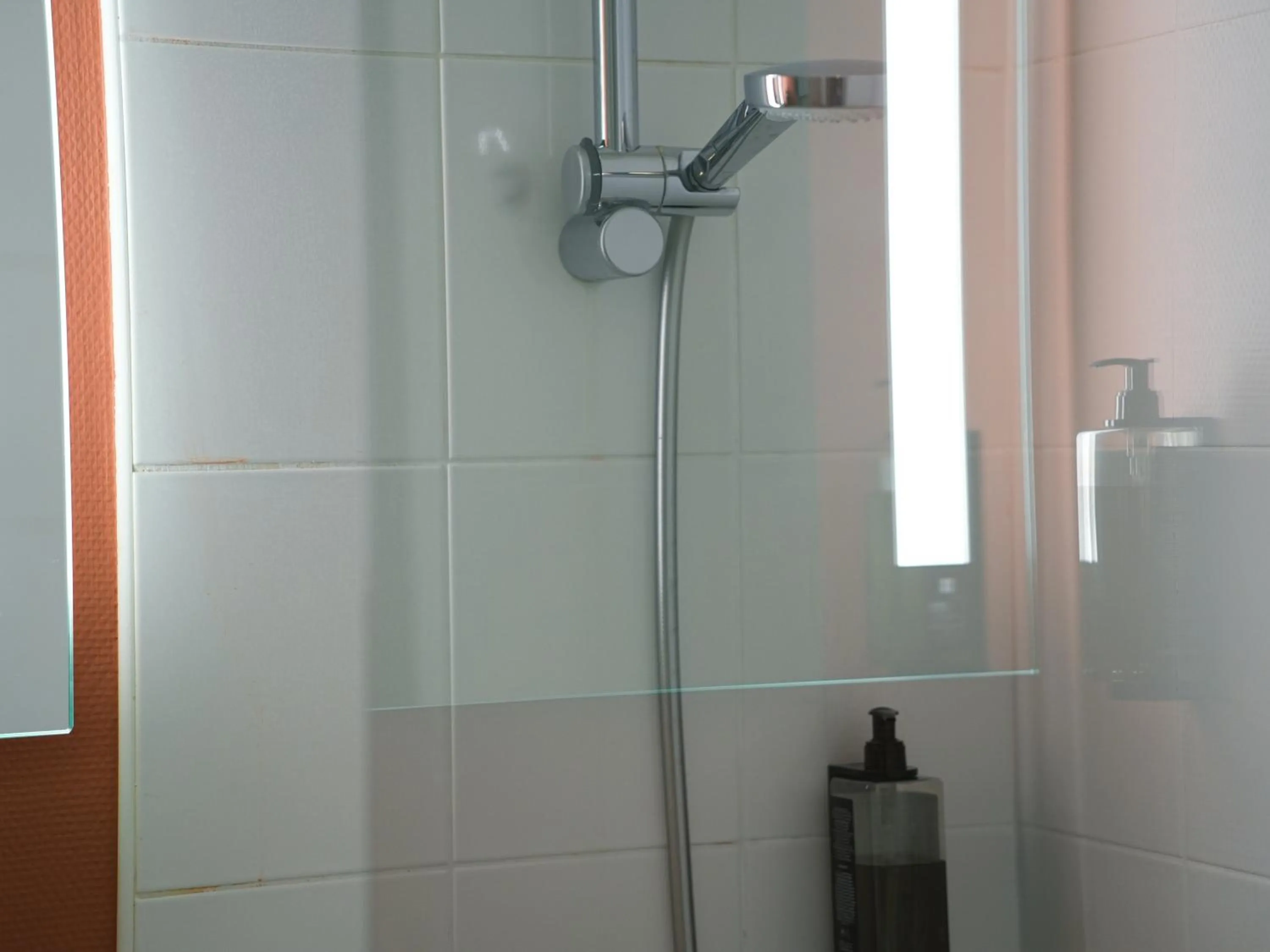 Shower in ibis Caen Porte d’Angleterre