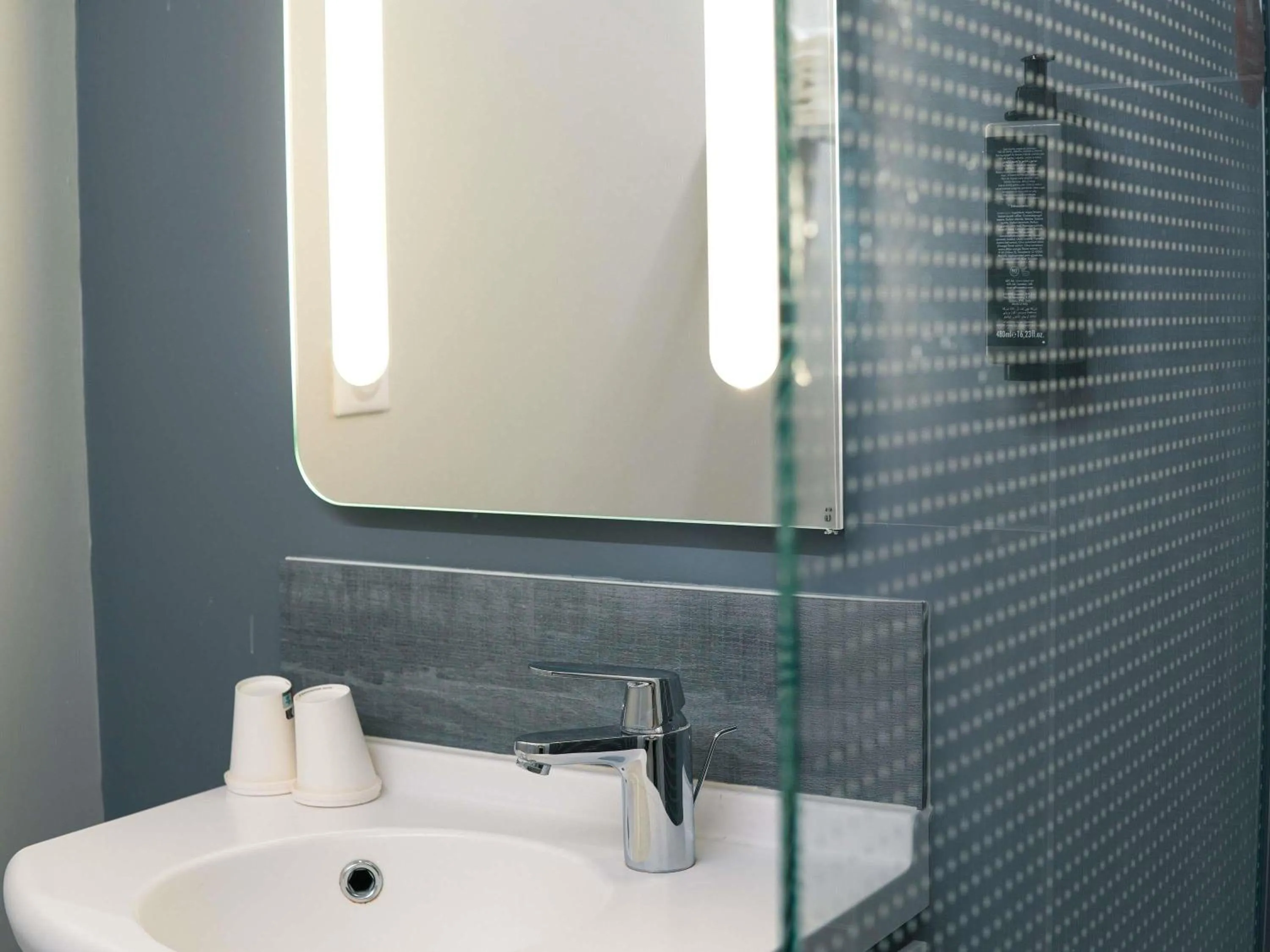 Bedroom in ibis Caen Porte d’Angleterre