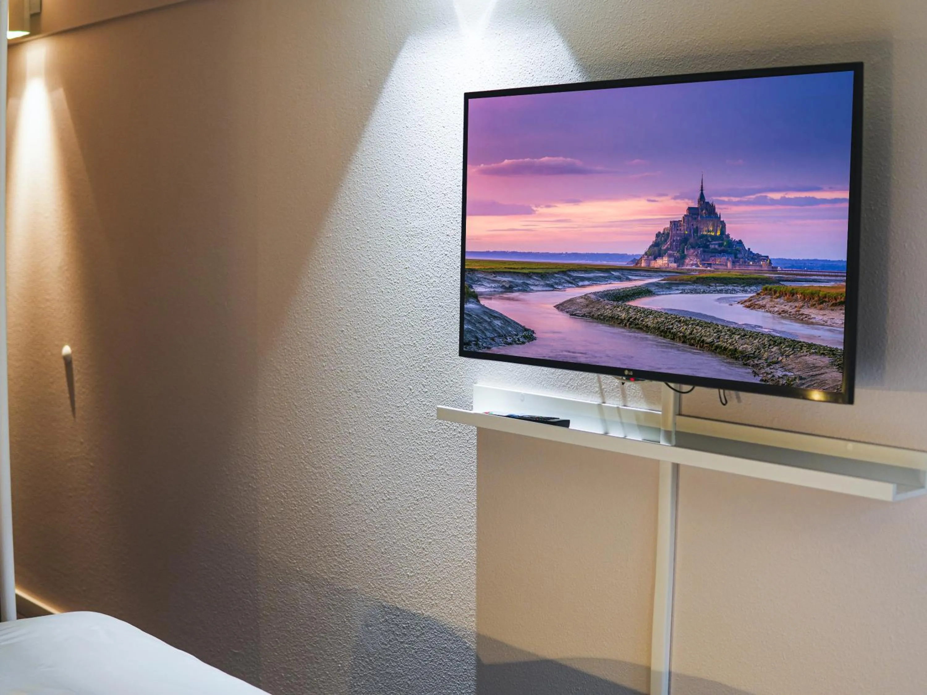 Photo of the whole room in ibis Caen Porte d’Angleterre