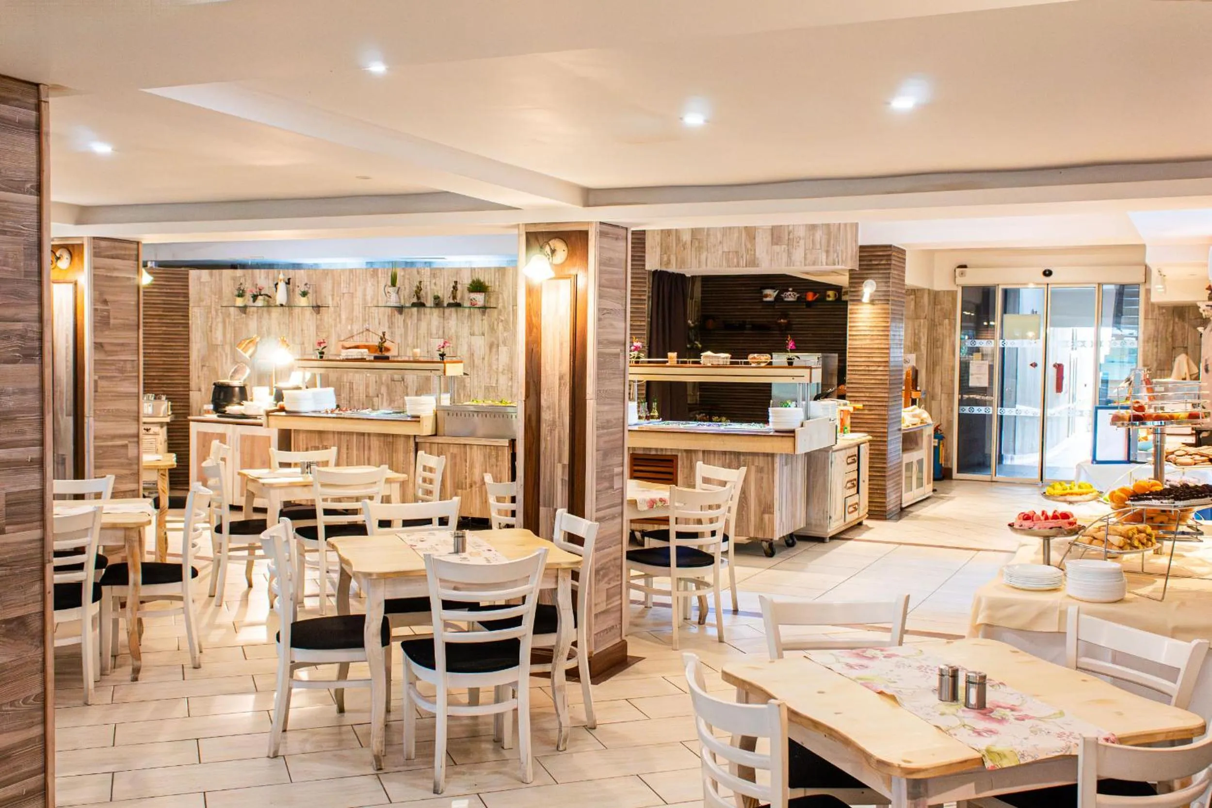 Restaurant/places to eat in Hotel Estreya Palace