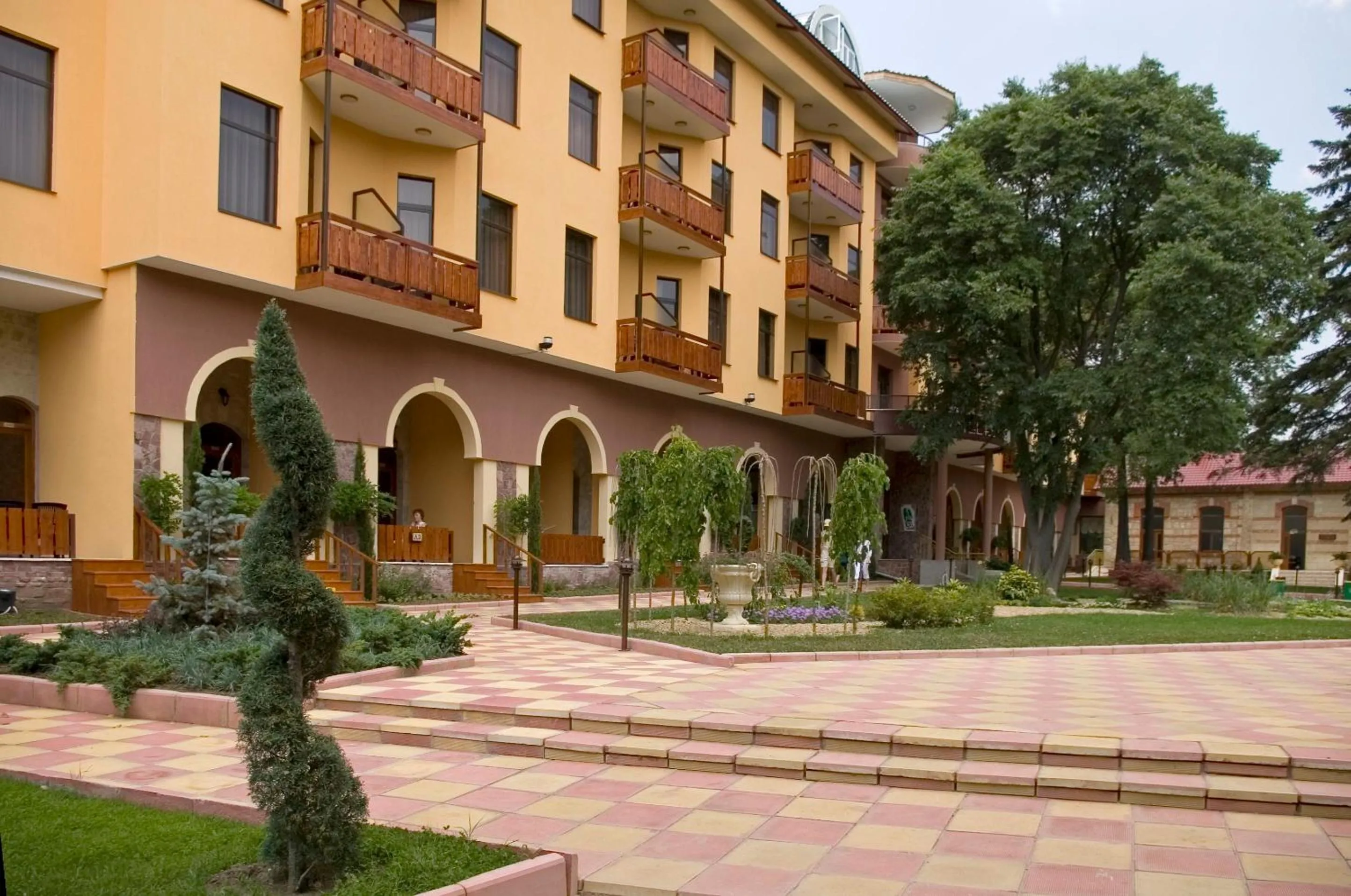 Facade/entrance in Hotel Estreya Palace