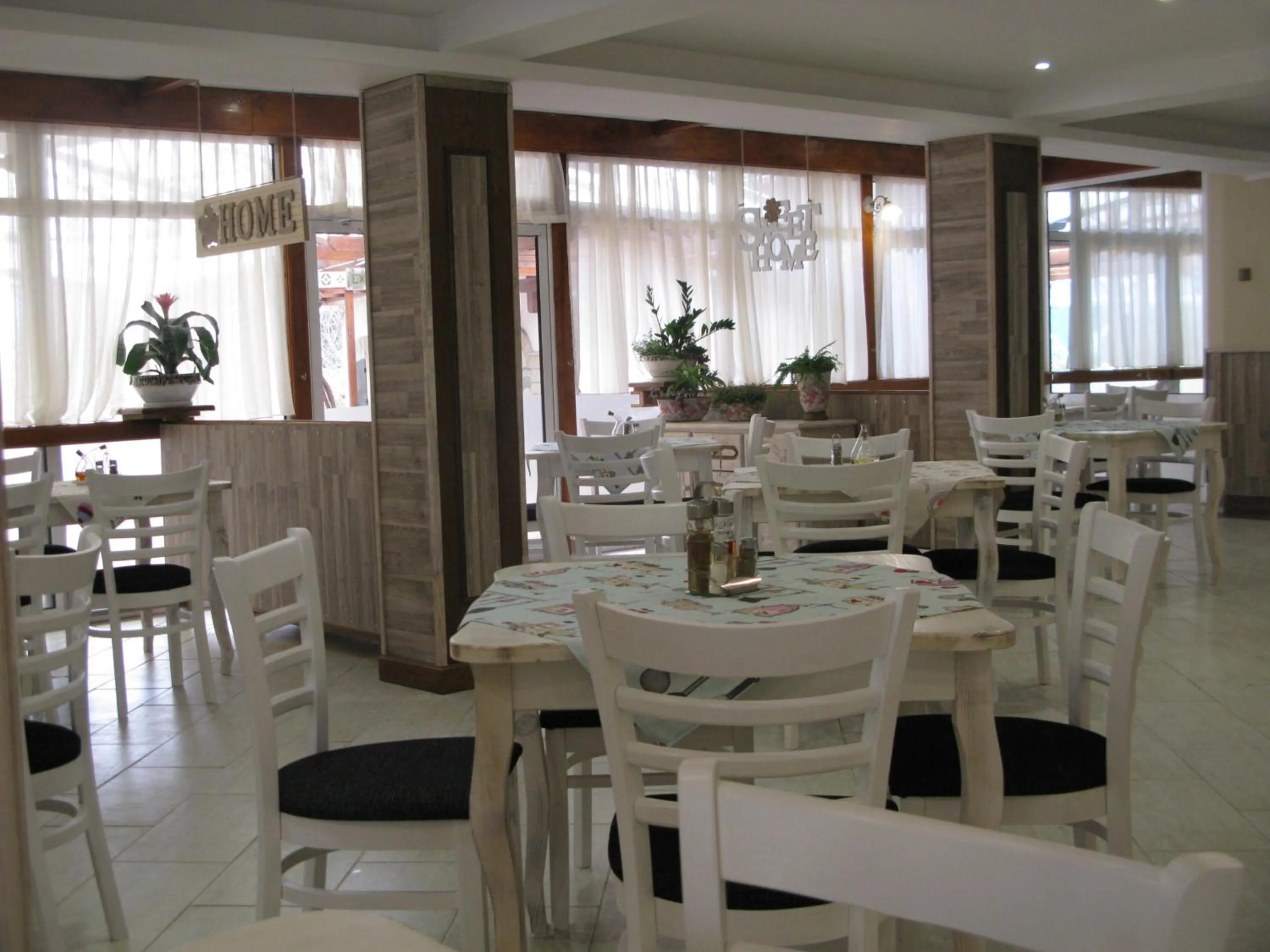 Restaurant/places to eat in Hotel Estreya Palace