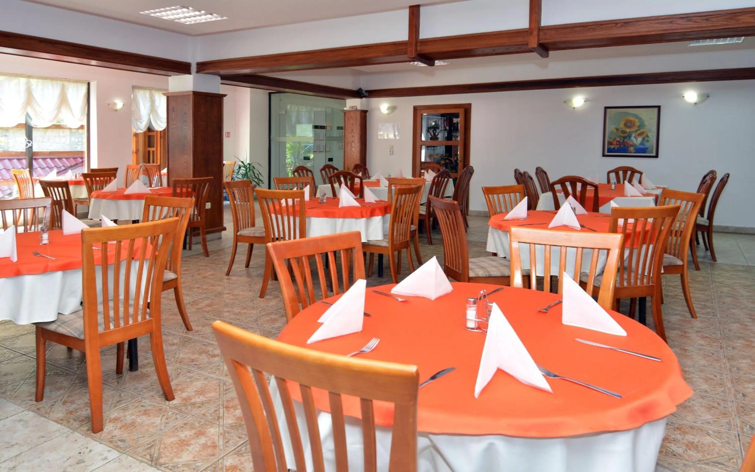 Restaurant/places to eat in Hotel Estreya Palace