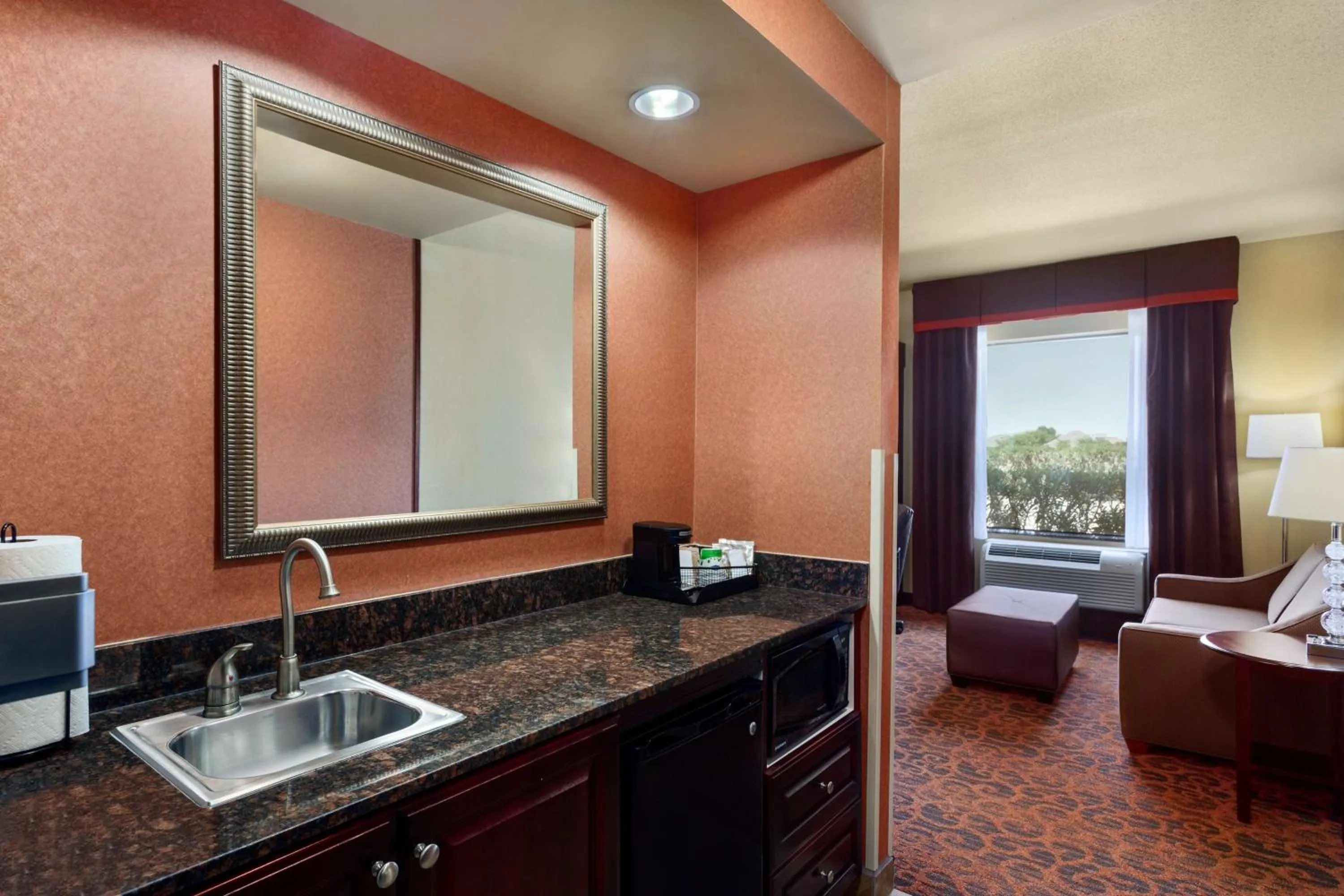 Kitchen or kitchenette in Hampton Inn & Suites Mission