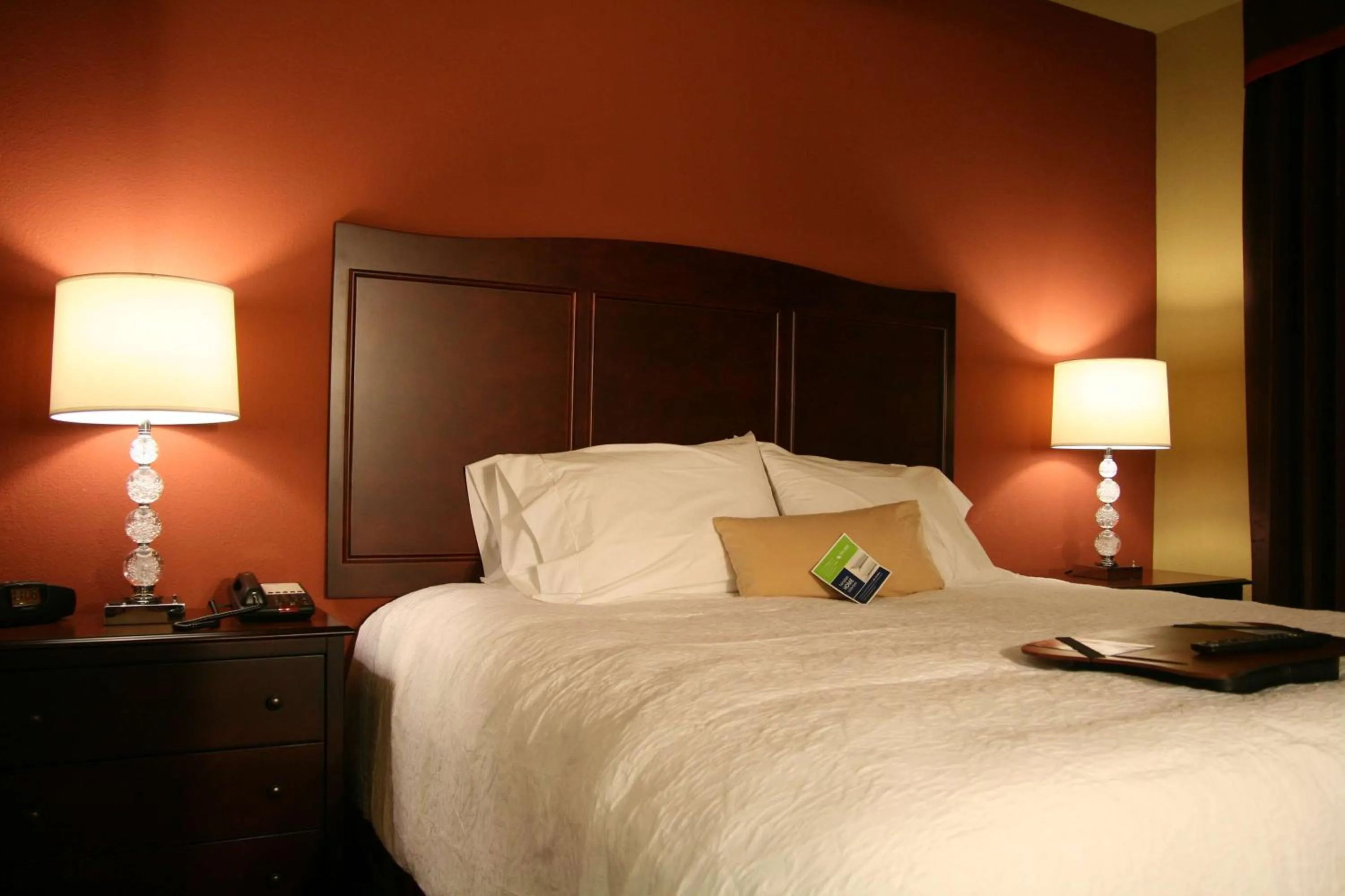 Bed in Hampton Inn & Suites Mission