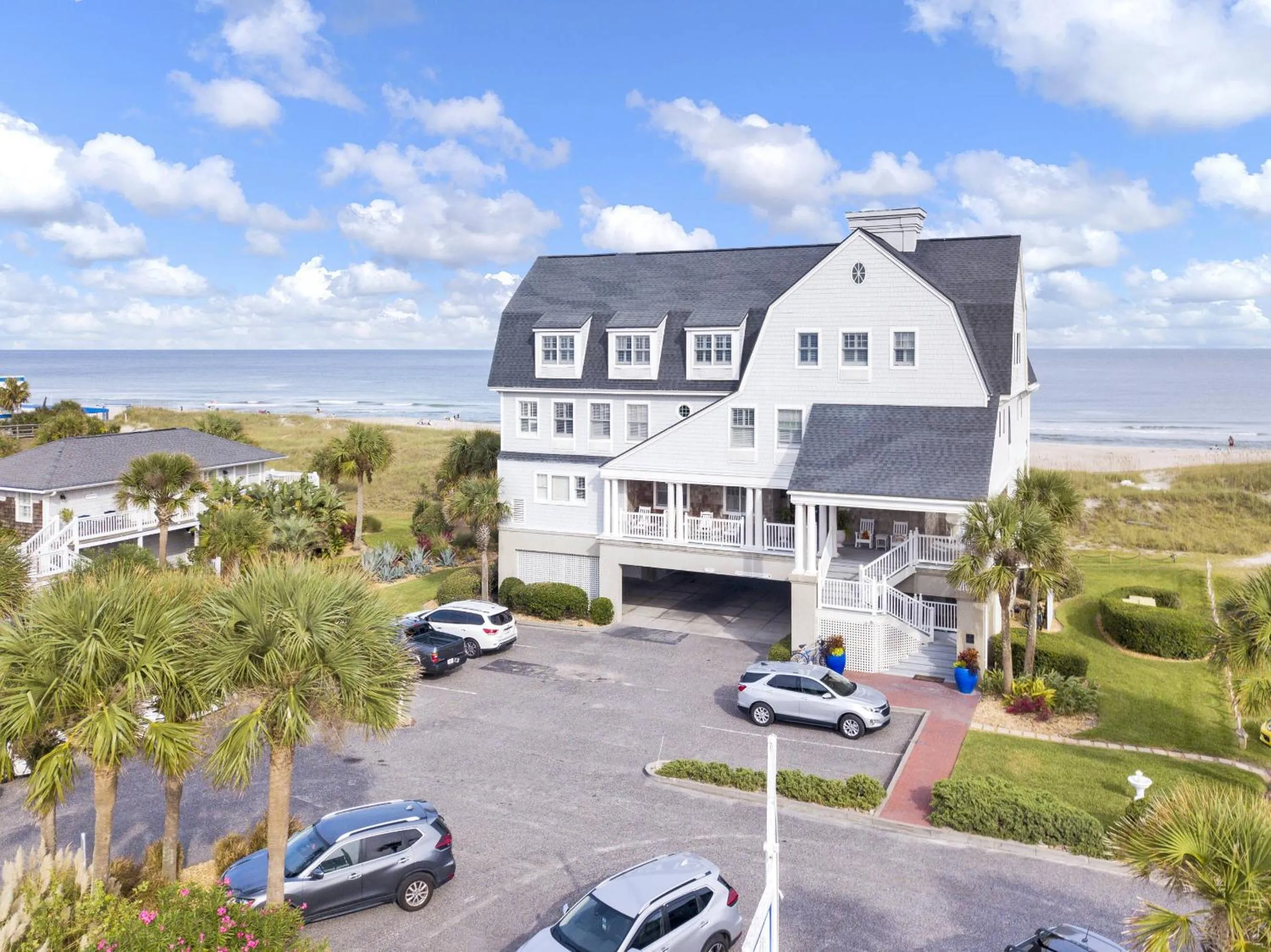 Property building in Elizabeth Pointe Lodge