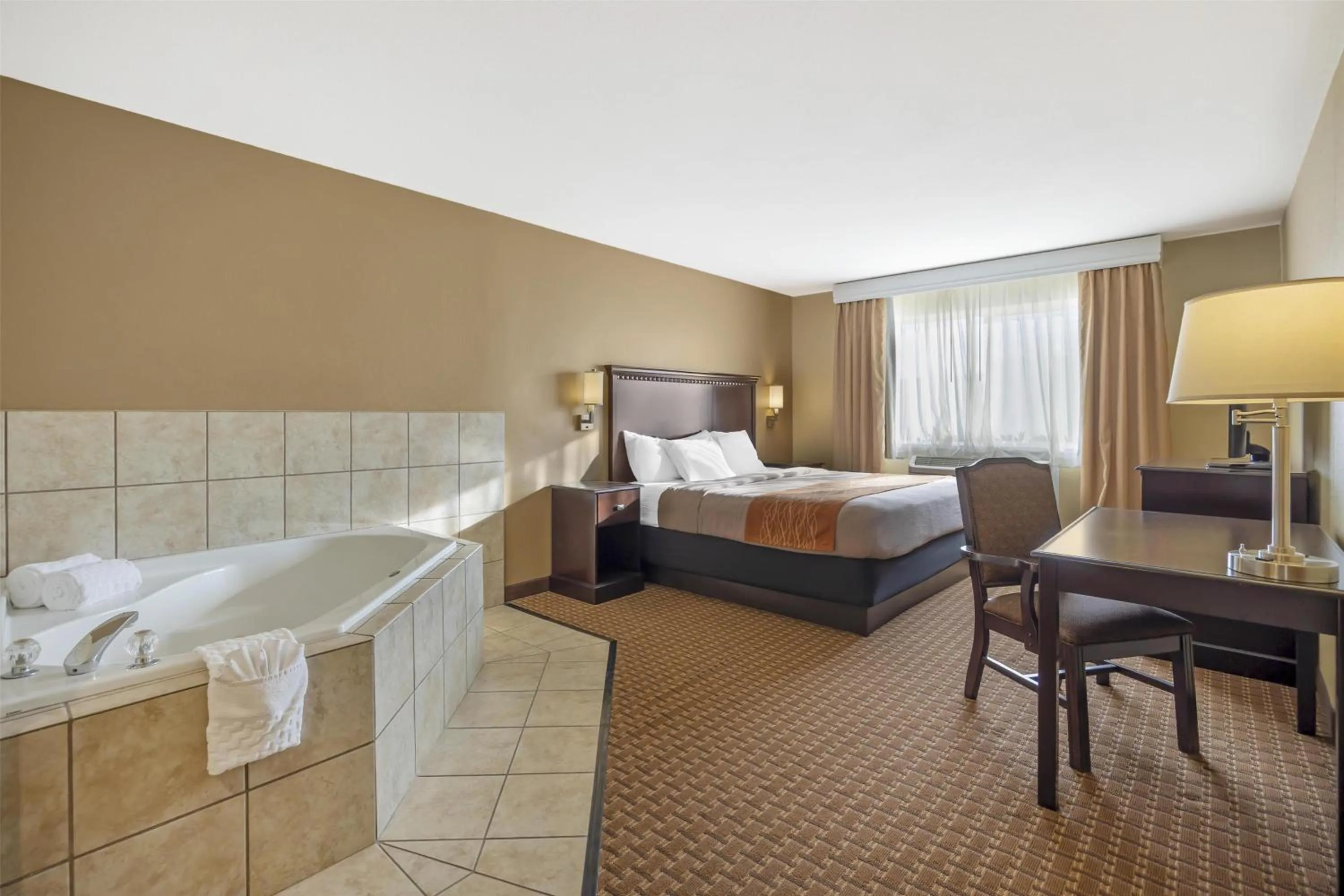 Kitchen or kitchenette, Bed in Best Western Plus Vintage Valley Inn