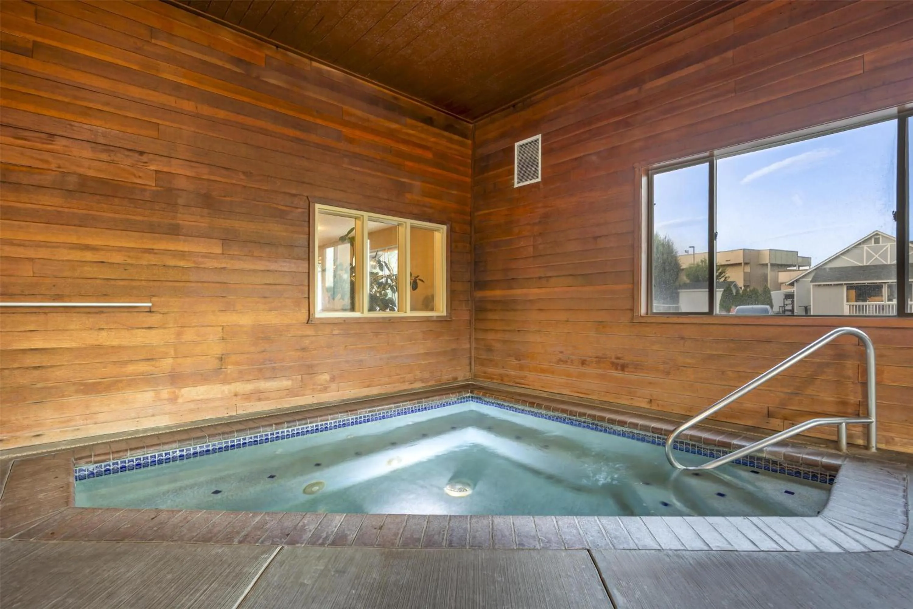 Hot Tub in Best Western Plus Vintage Valley Inn