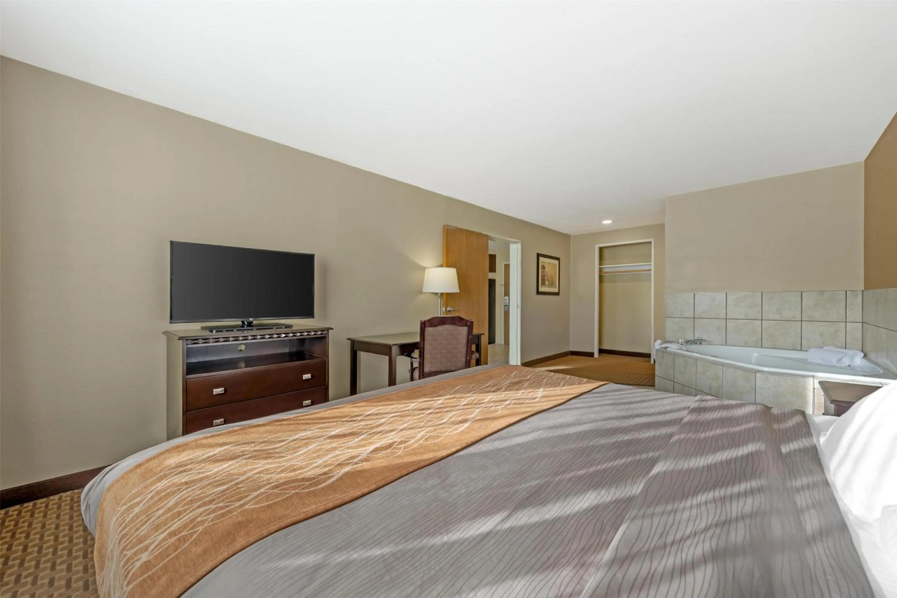 Photo of the whole room, Bed in Best Western Plus Vintage Valley Inn