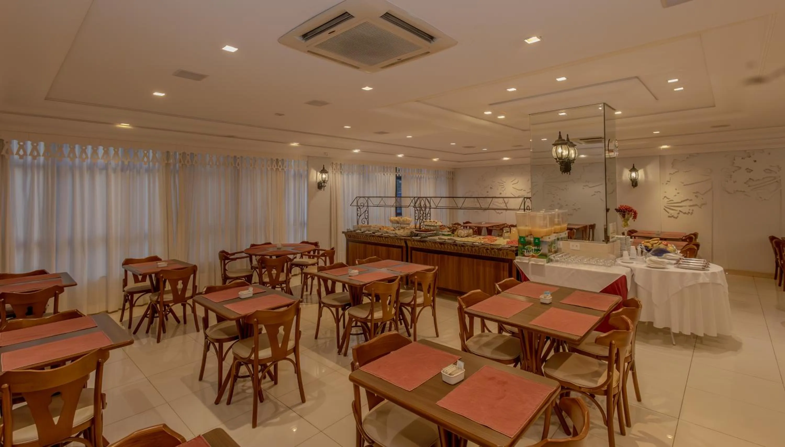 Restaurant/places to eat in Lizon Curitiba Hotel