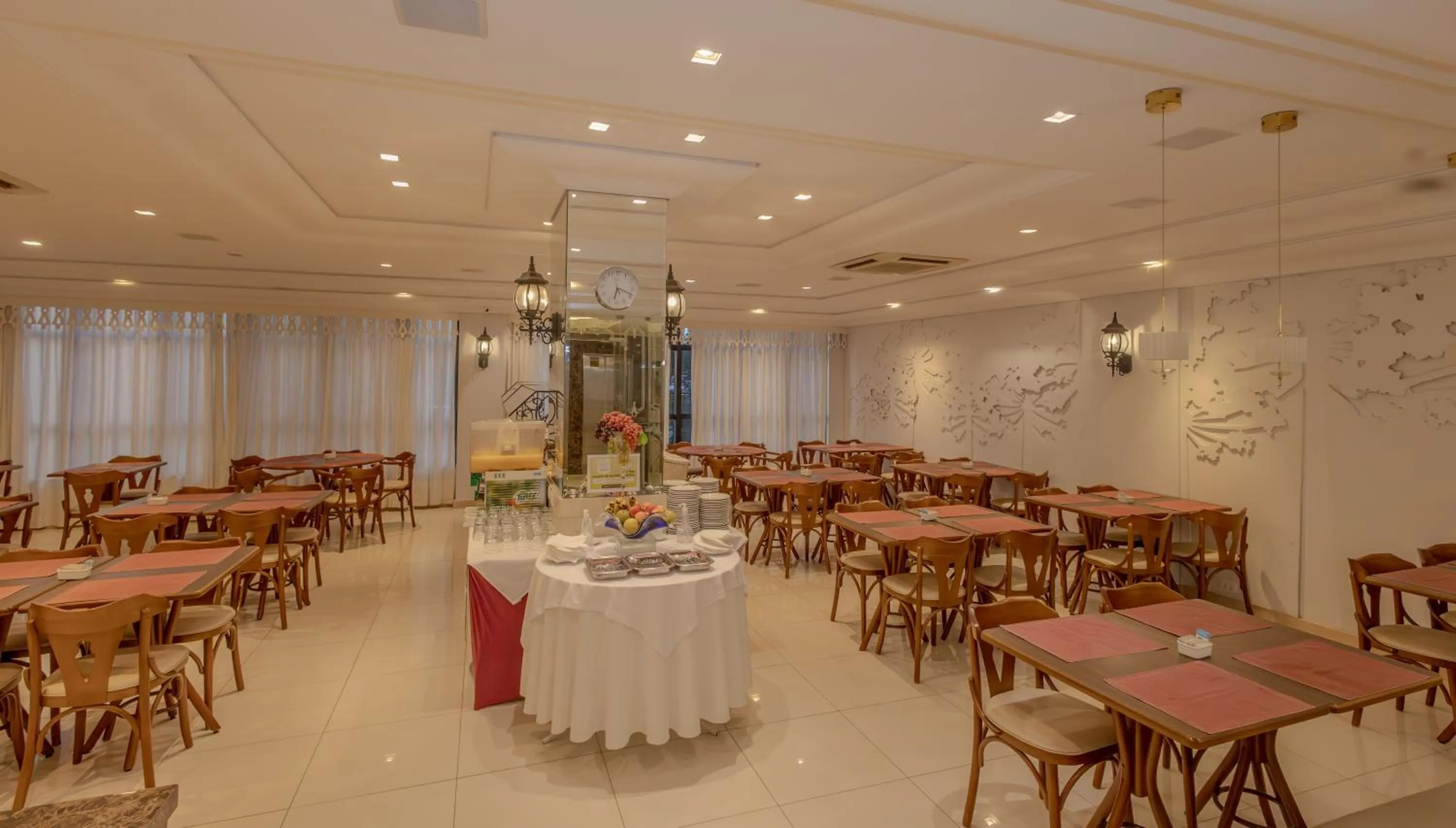 Restaurant/places to eat in Lizon Curitiba Hotel