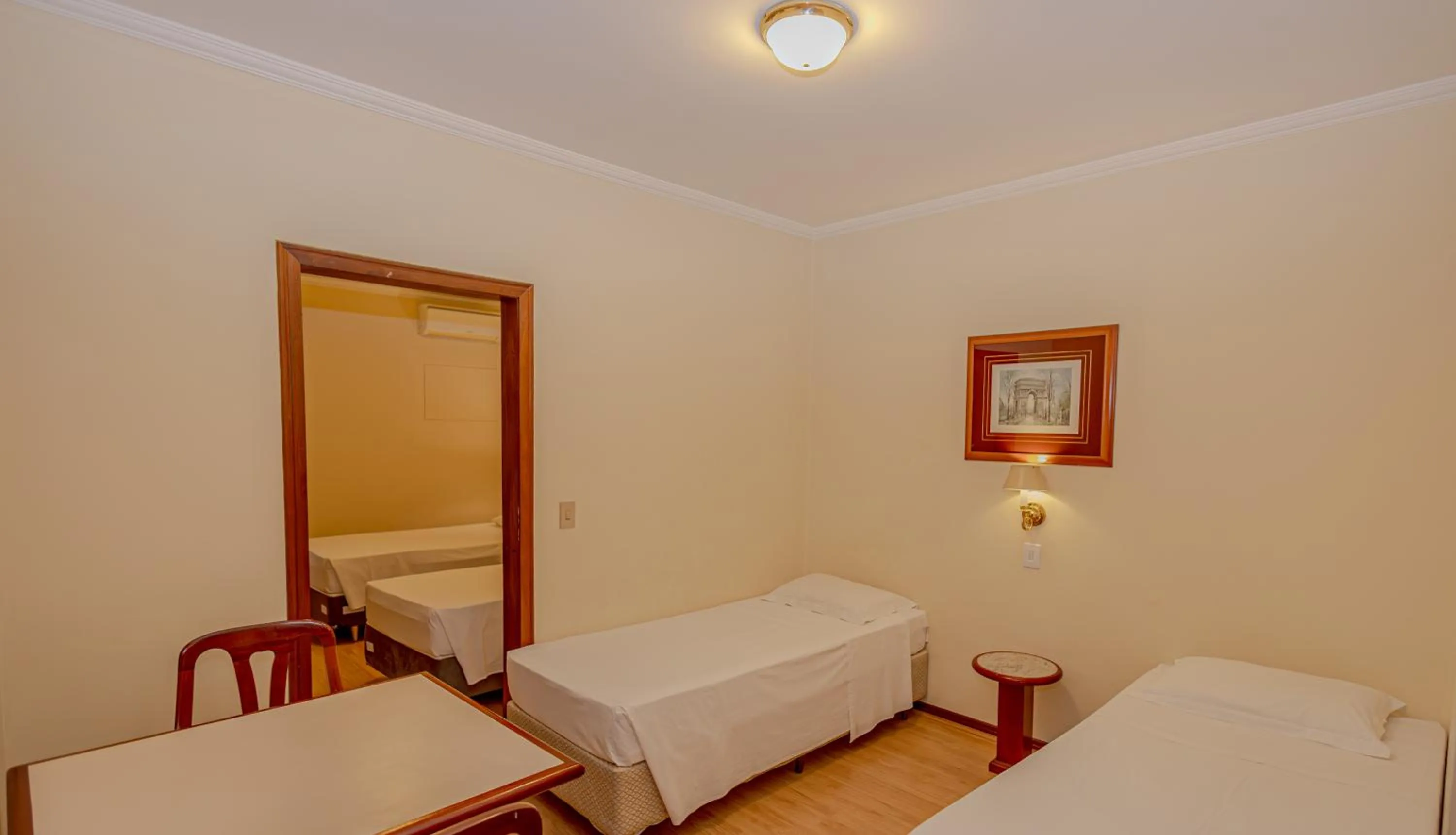 Photo of the whole room, Bed in Lizon Curitiba Hotel