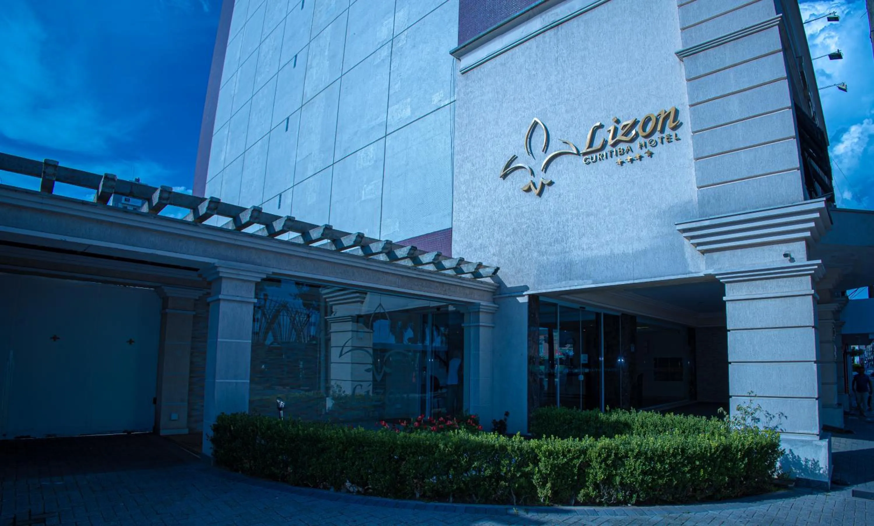 Property building in Lizon Curitiba Hotel