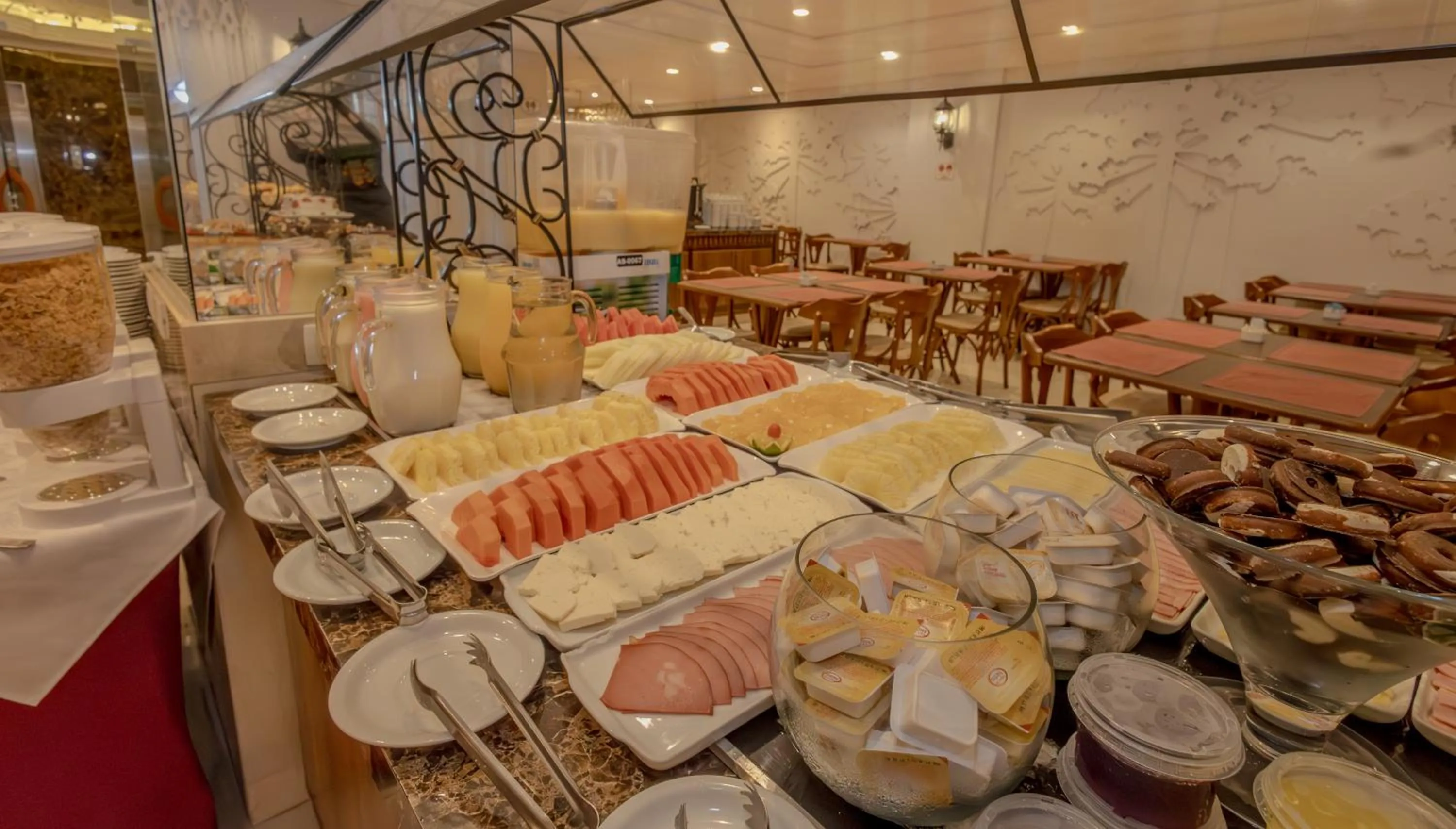Continental breakfast in Lizon Curitiba Hotel
