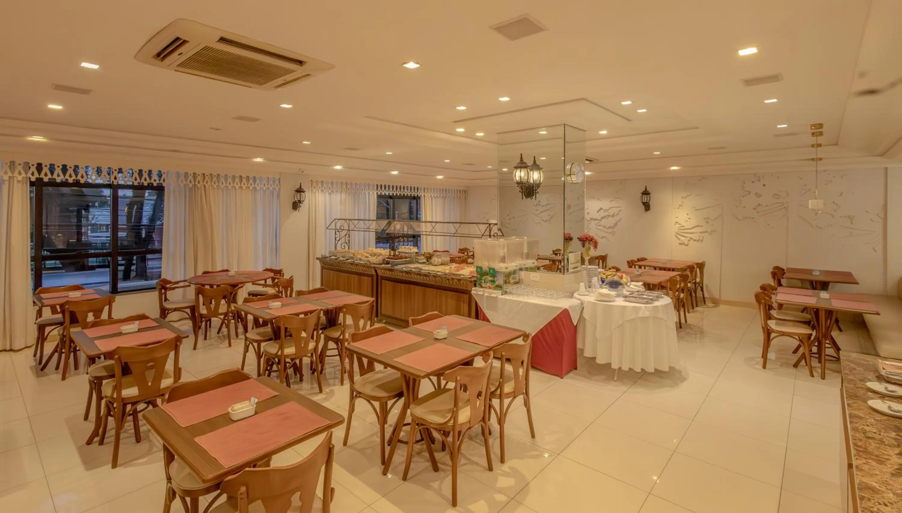 Restaurant/places to eat in Lizon Curitiba Hotel