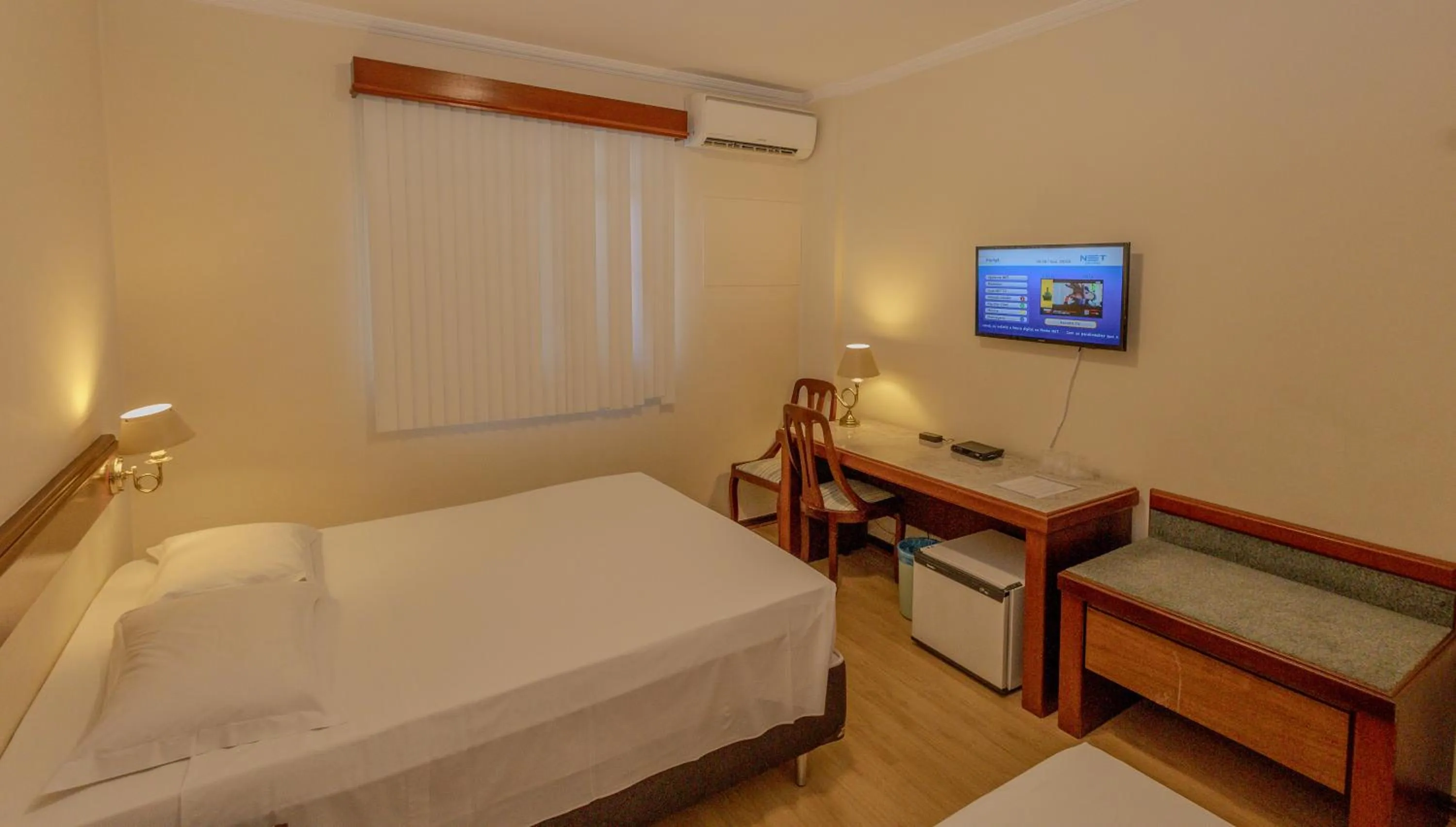 Photo of the whole room, Bed in Lizon Curitiba Hotel