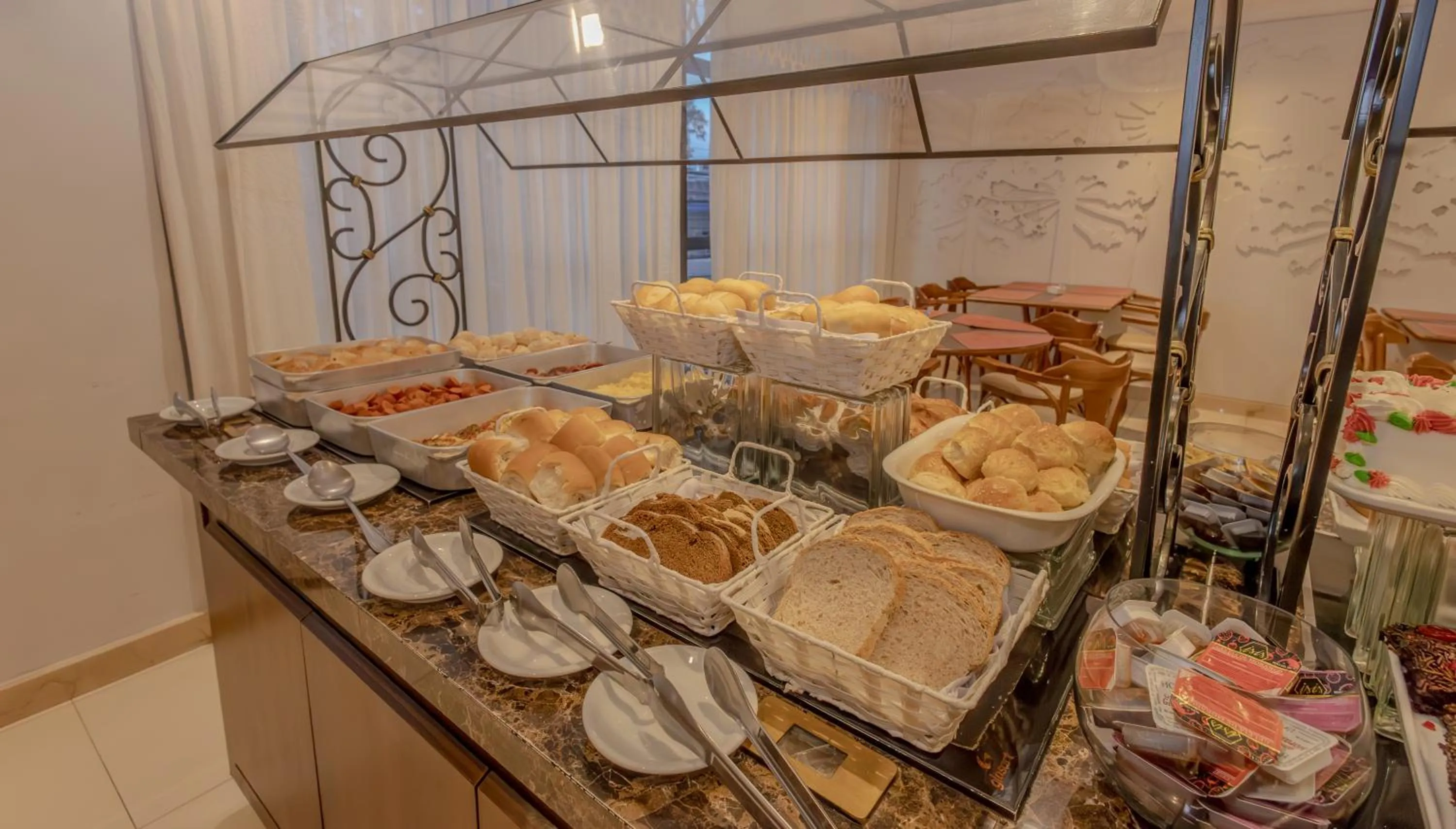 Buffet breakfast in Lizon Curitiba Hotel