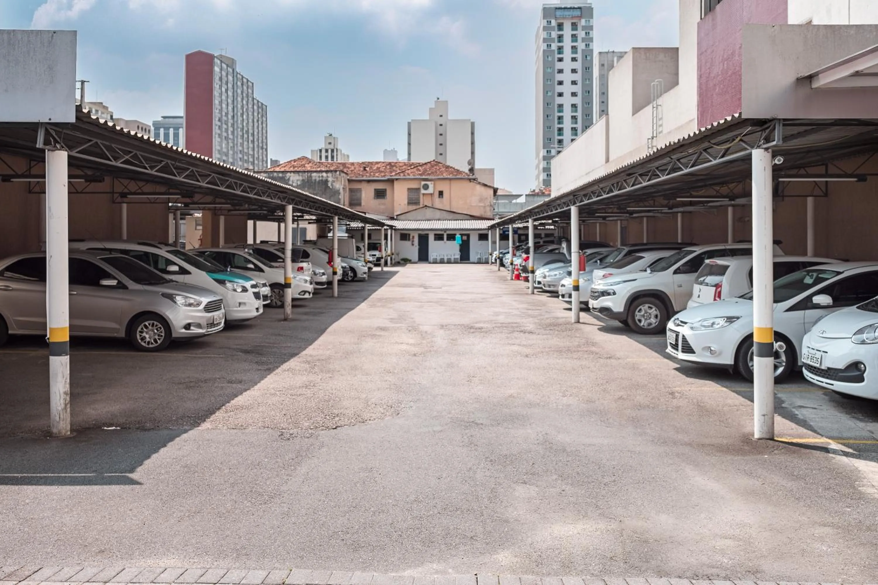 Parking in Lizon Curitiba Hotel