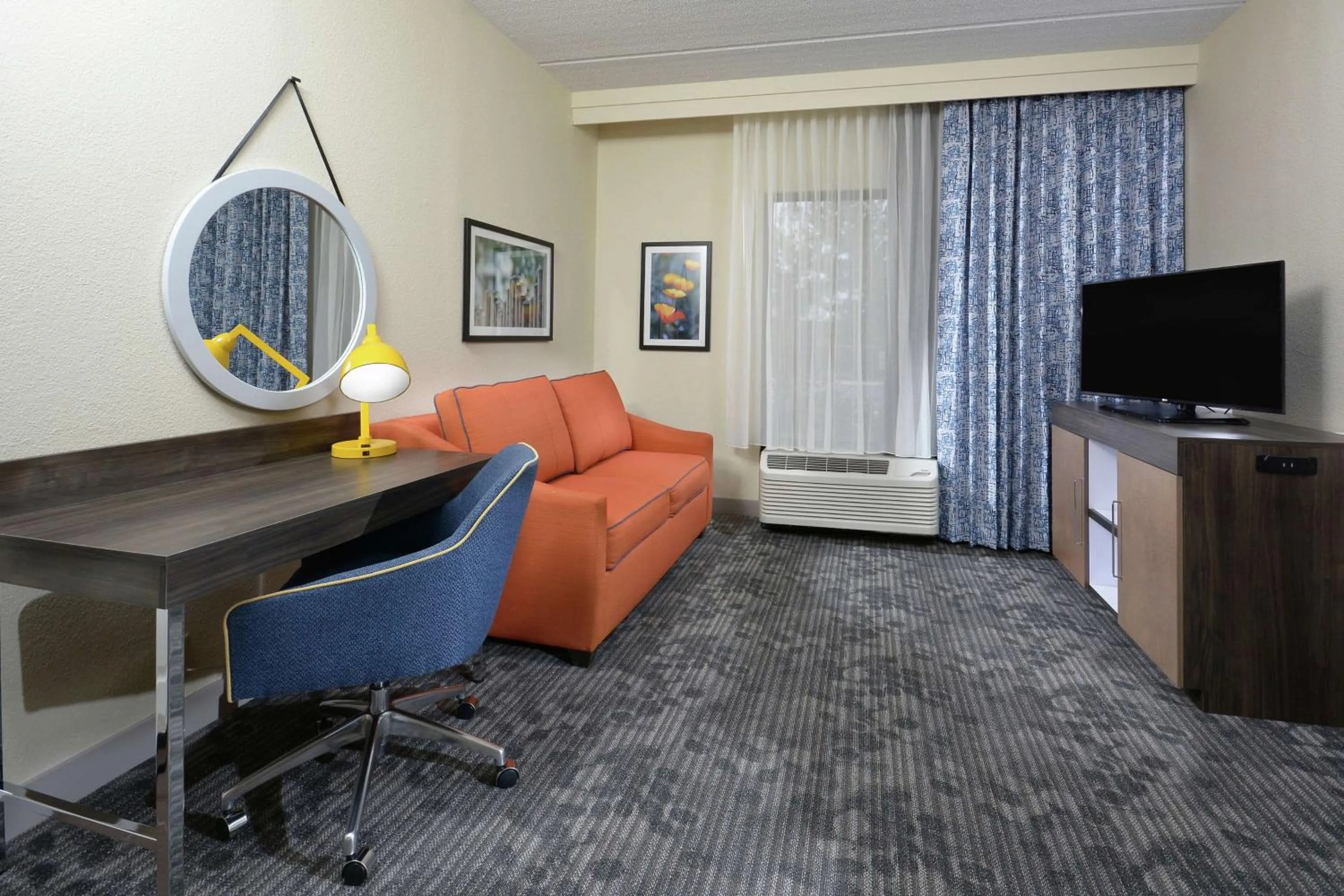 Bedroom in Hampton Inn & Suites Greenville/Spartanburg I-85