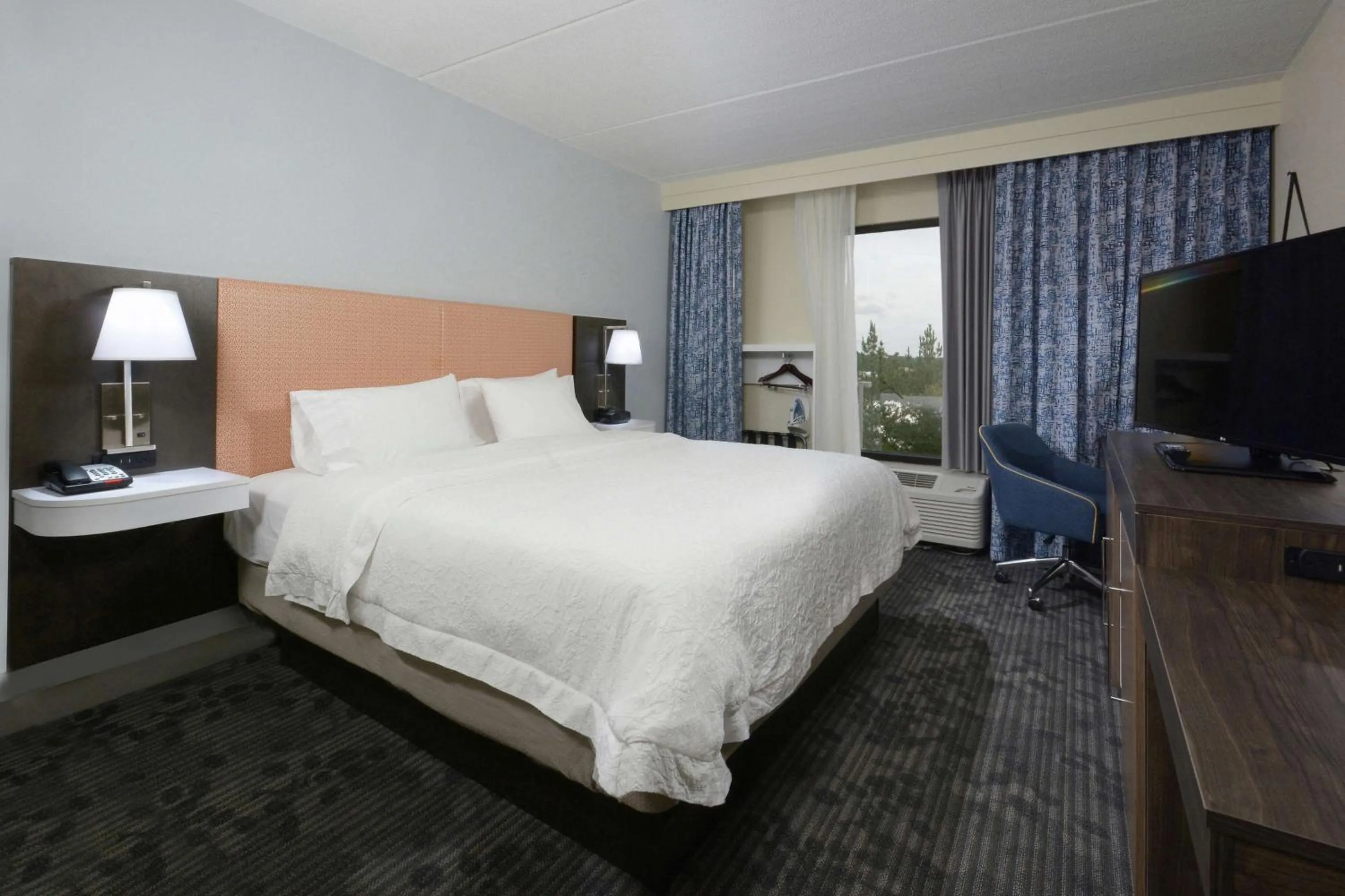 Bed in Hampton Inn & Suites Greenville/Spartanburg I-85