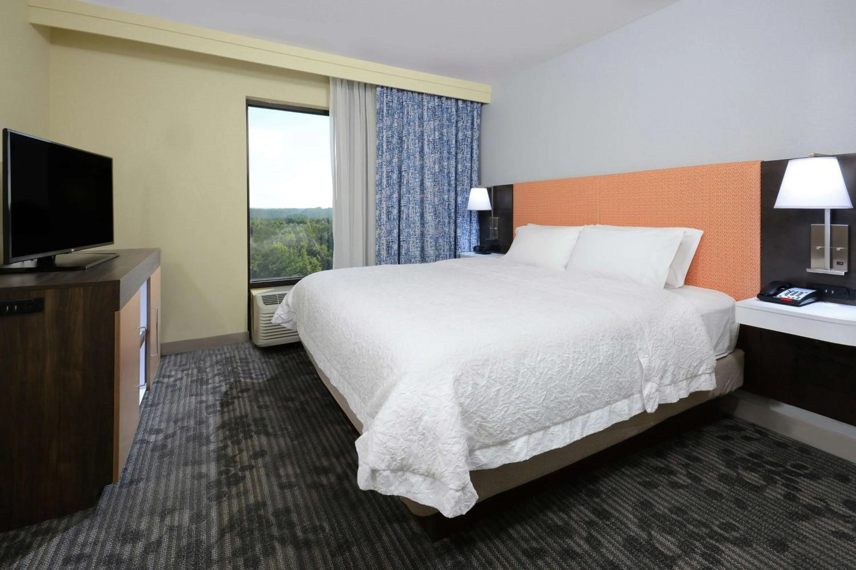 Bed in Hampton Inn & Suites Greenville/Spartanburg I-85