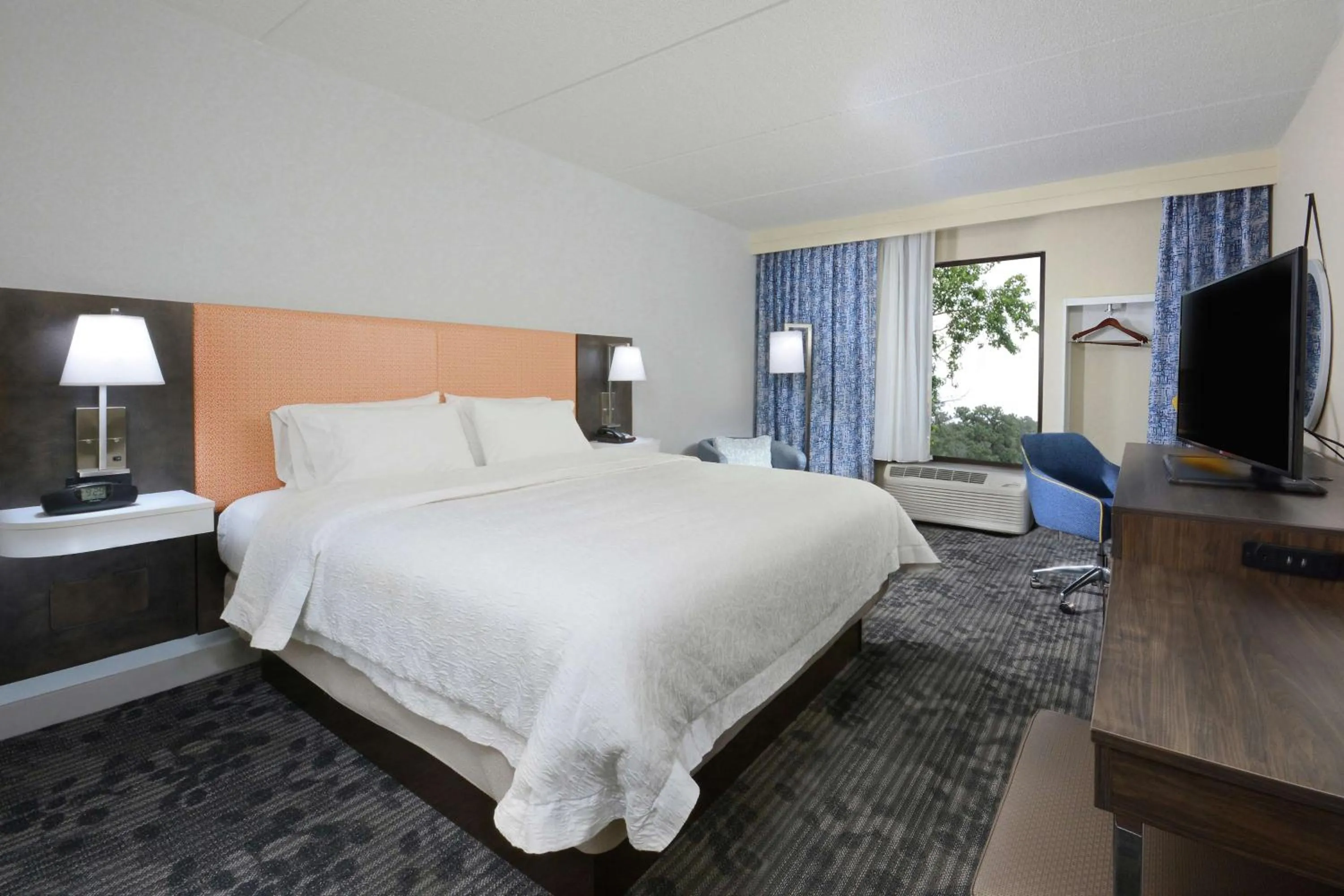 Bed in Hampton Inn & Suites Greenville/Spartanburg I-85