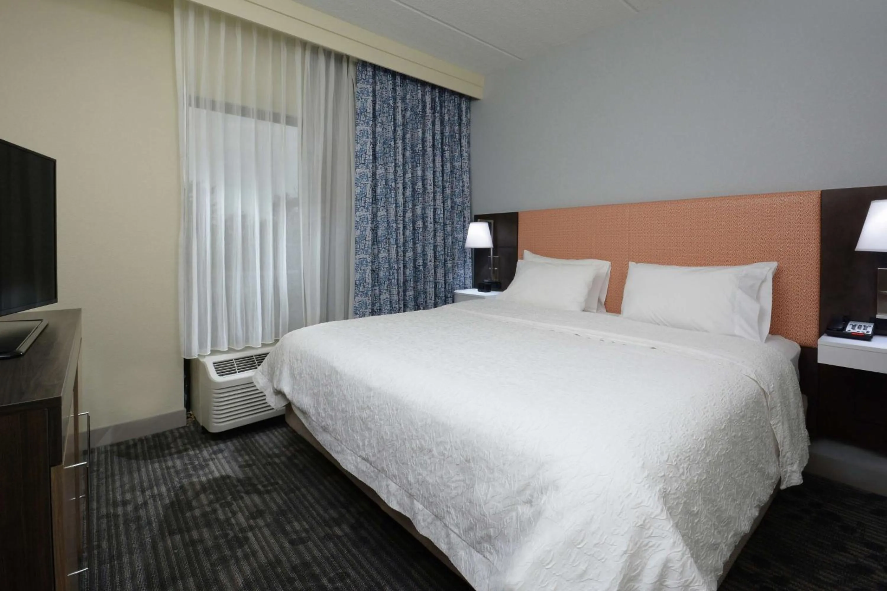 Bed in Hampton Inn & Suites Greenville/Spartanburg I-85