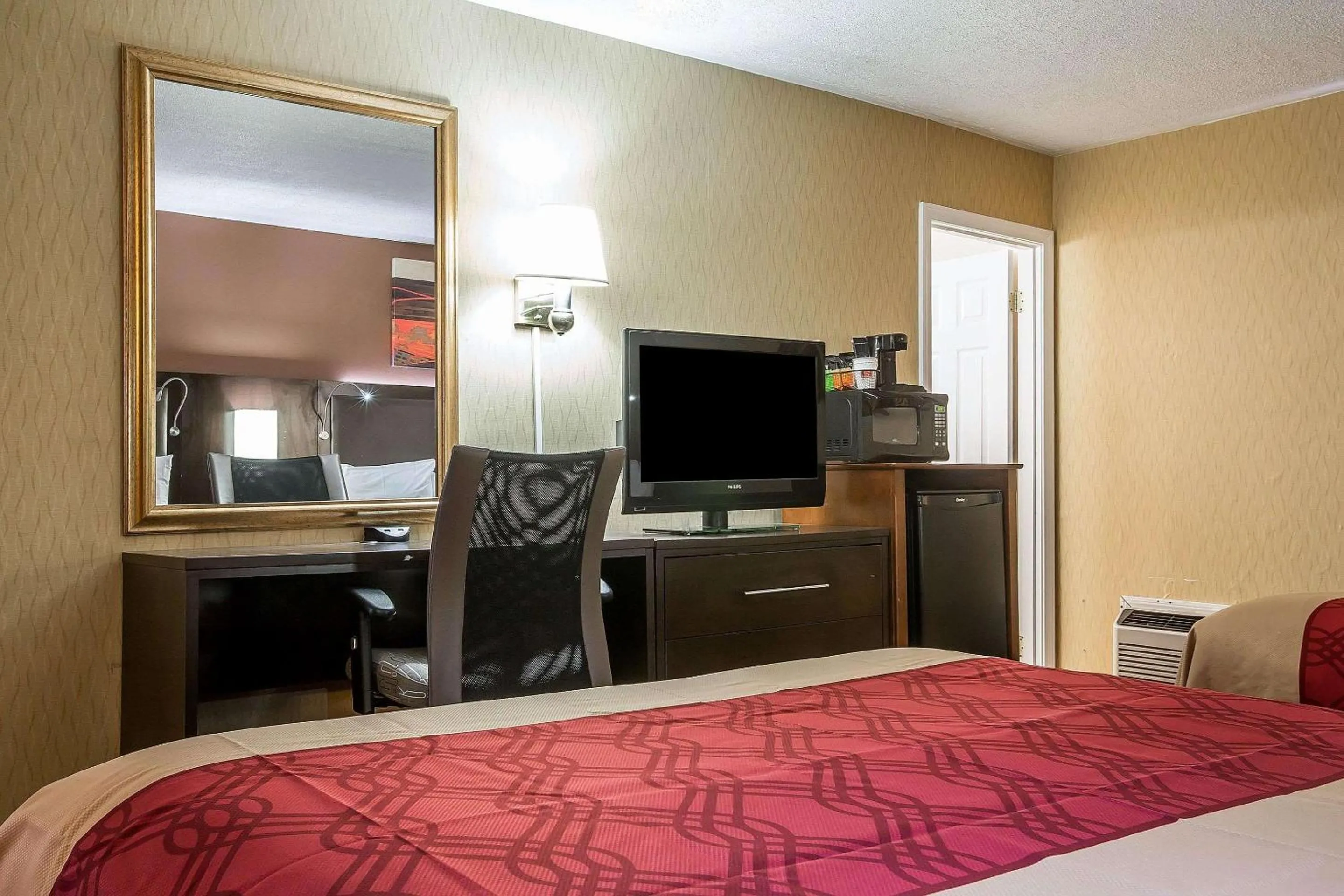 Photo of the whole room, TV/Entertainment Center in Econo Lodge Montpelier I-89